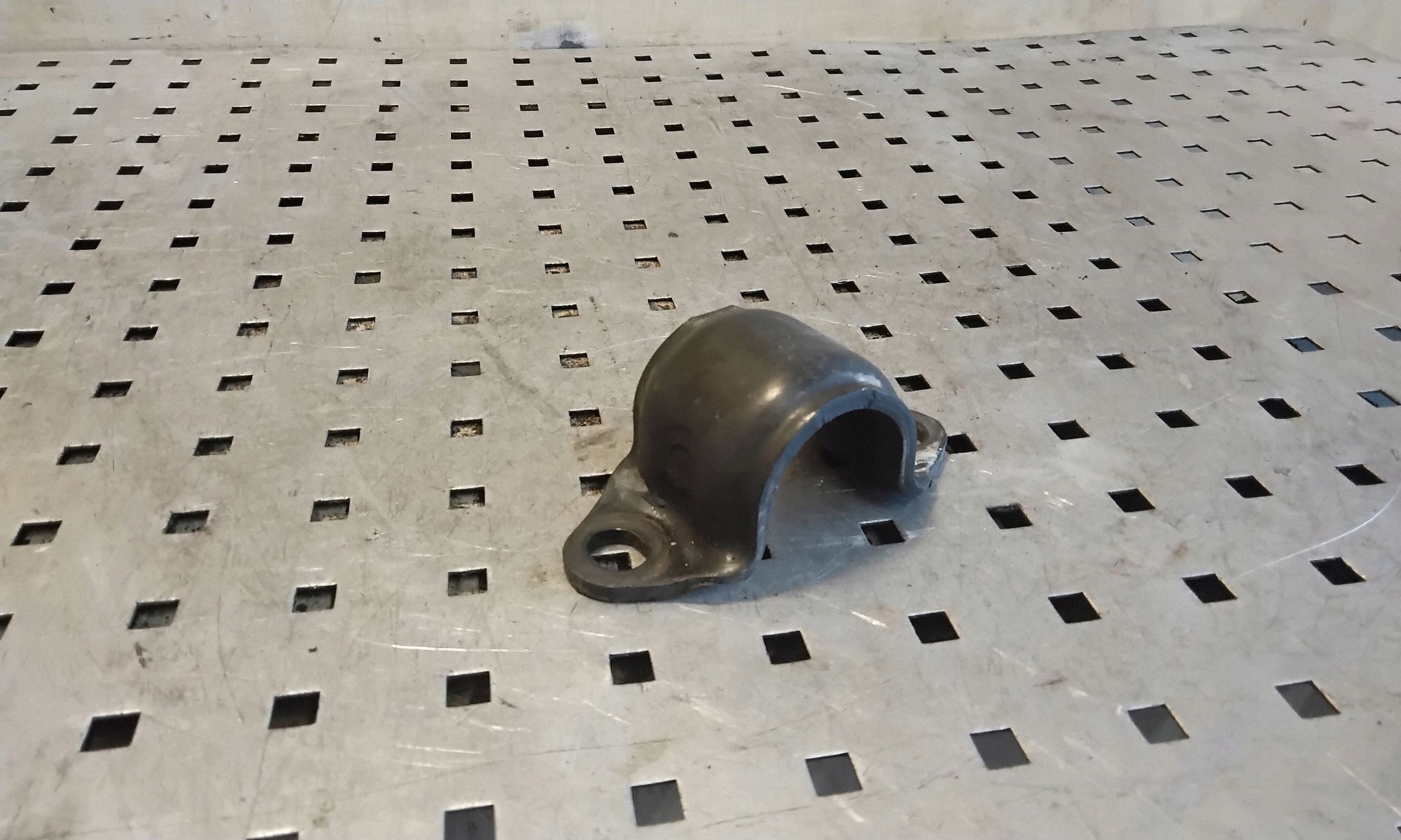 Land Rover Discovery 3 LR3 Front Stabilizer Bracket VAL163978 image 2