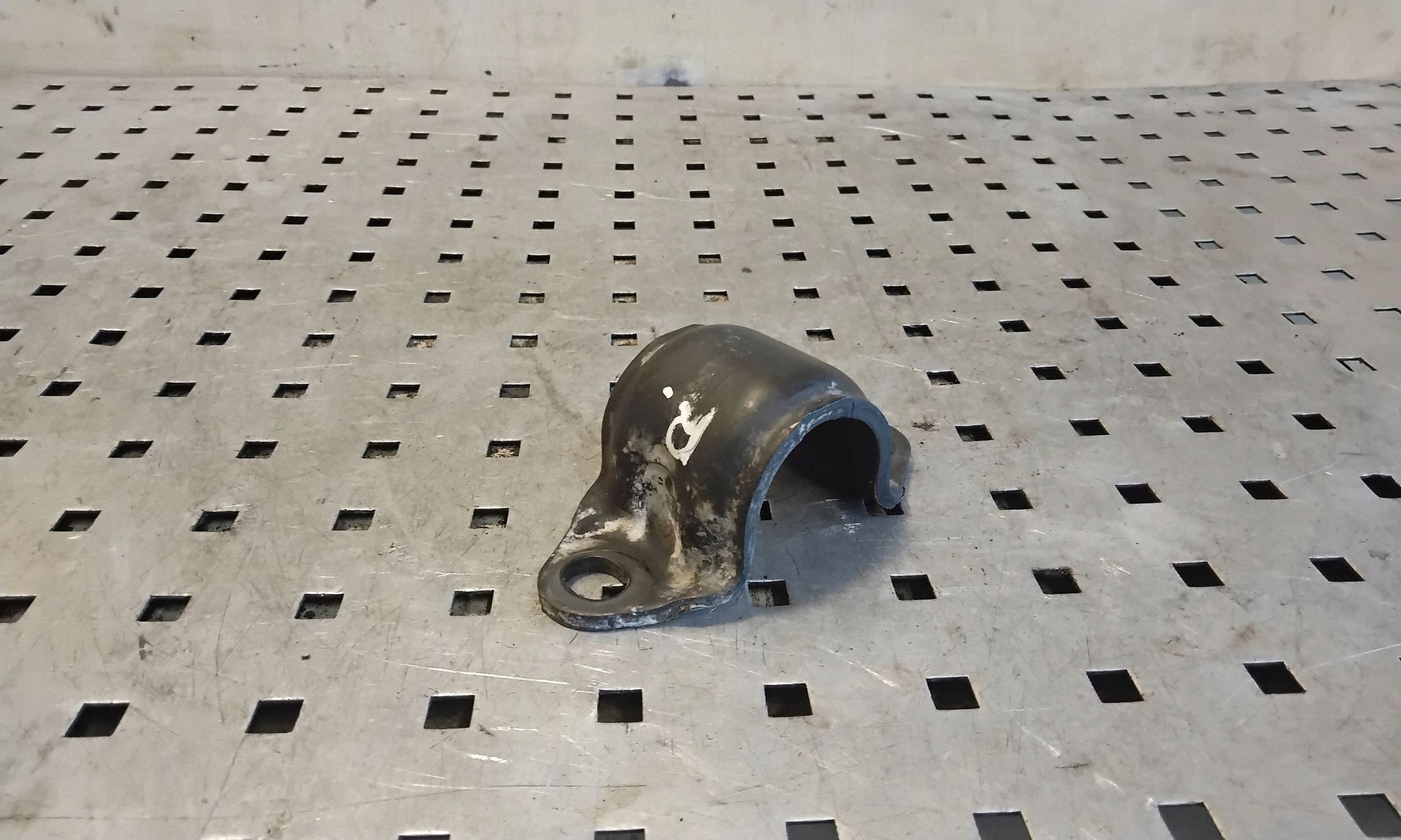 Land Rover Discovery 3 LR3 Front Stabilizer Bracket VAL163978 image 3