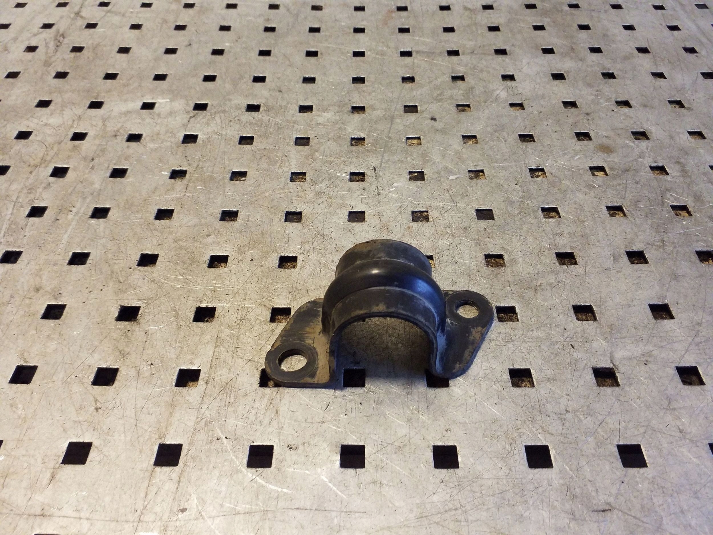 Nissan X-Trail T30 Front Stabilizer Bracket Left VAL164340 image 2