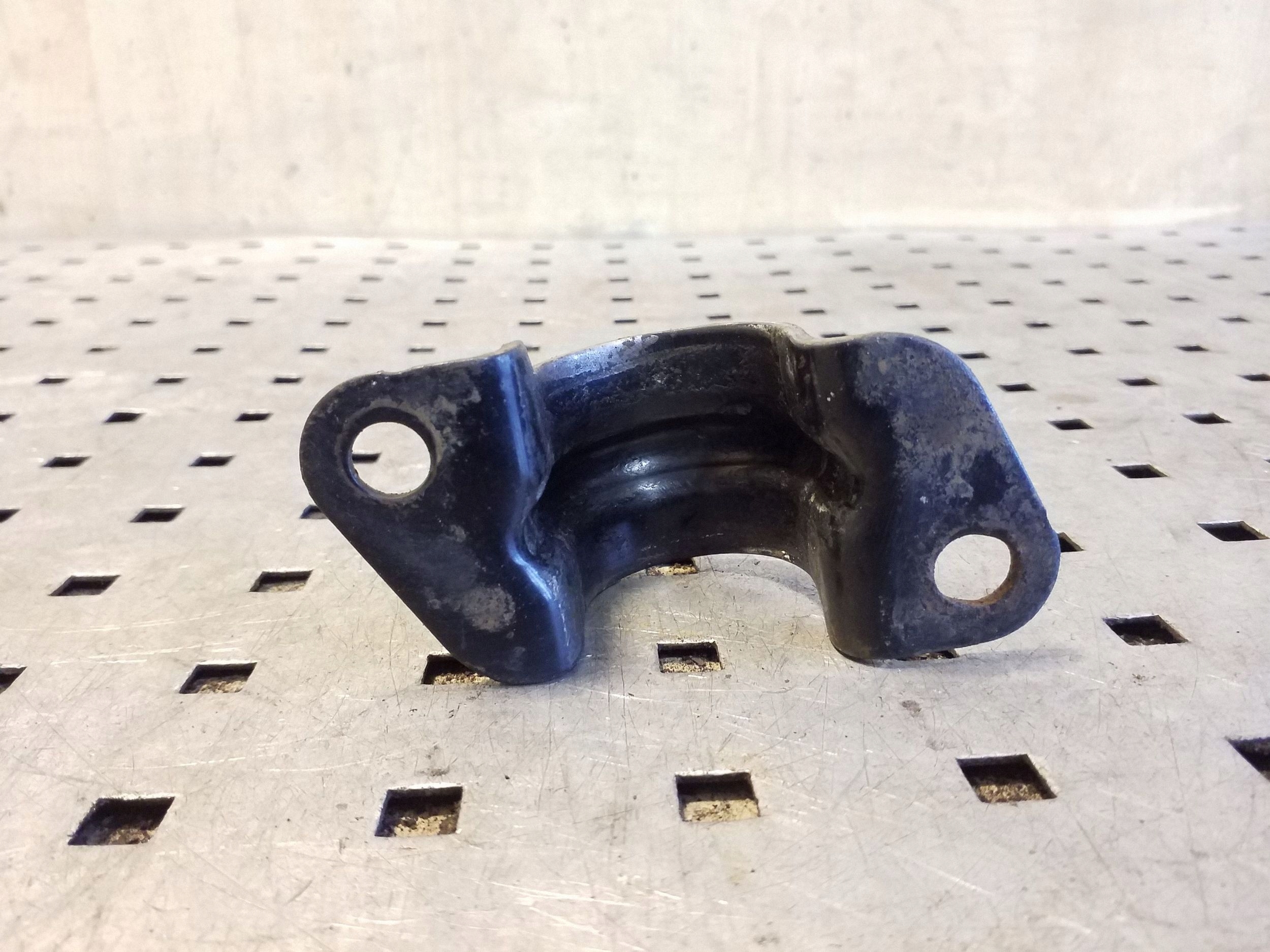 Nissan X-Trail T30 Front Stabilizer Bracket Left VAL164354 image 3