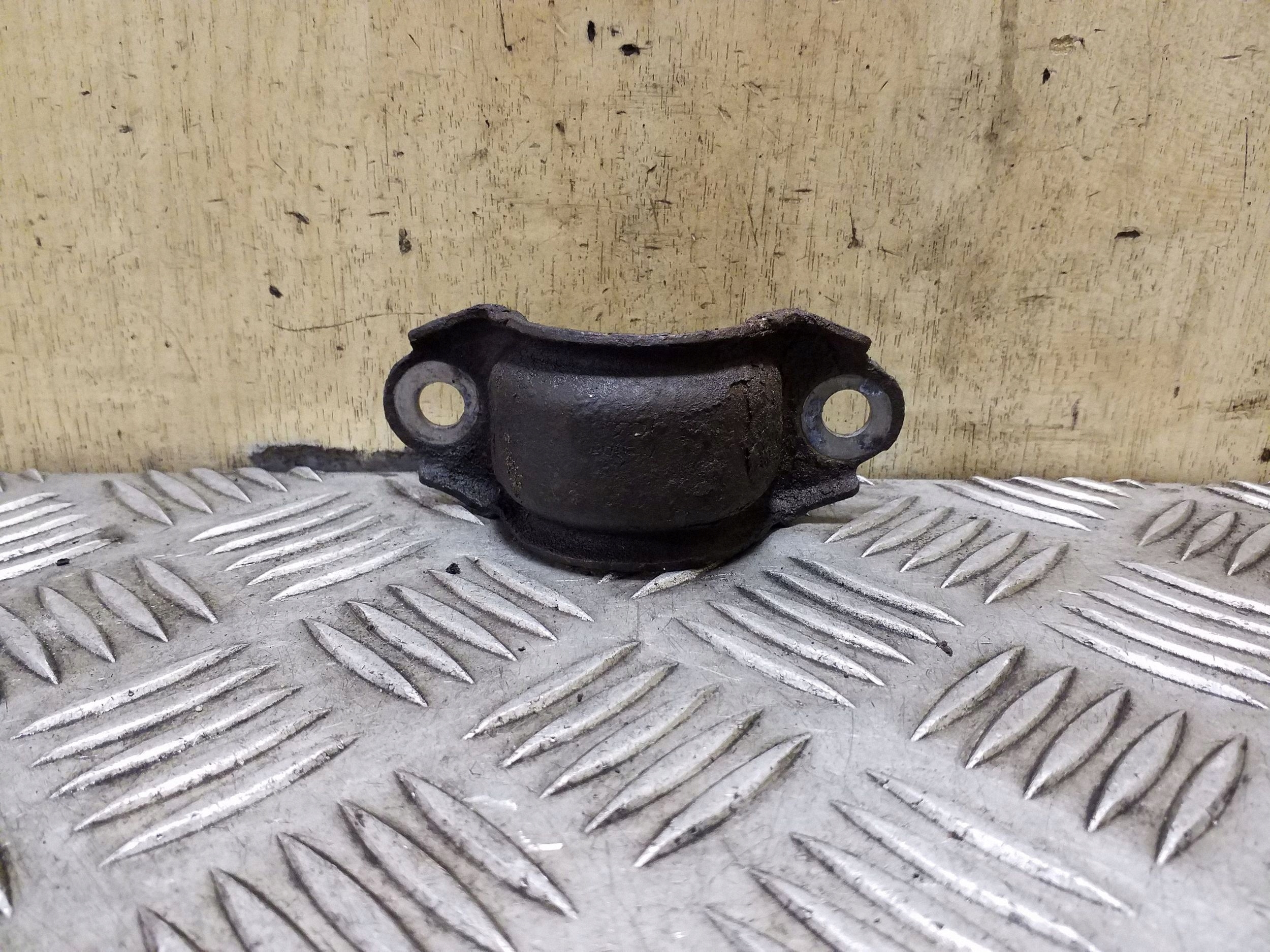 Audi A5 8T 8F Front Stabilizer Bracket Left VAL167599 image 2