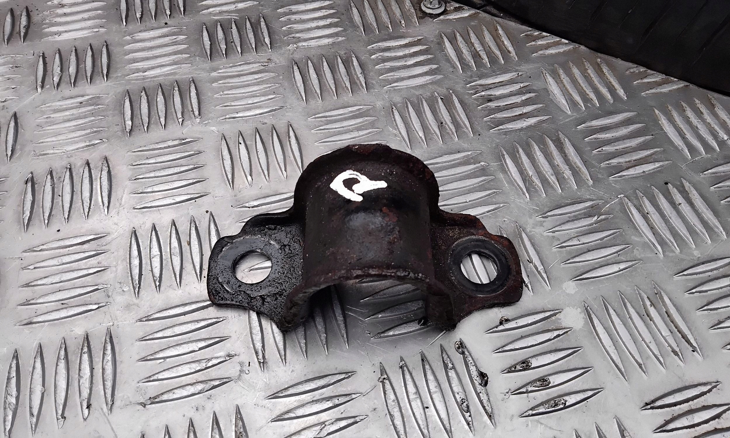 Volvo XC70 Front Stabilizer Bracket Right VAL177905 image 2