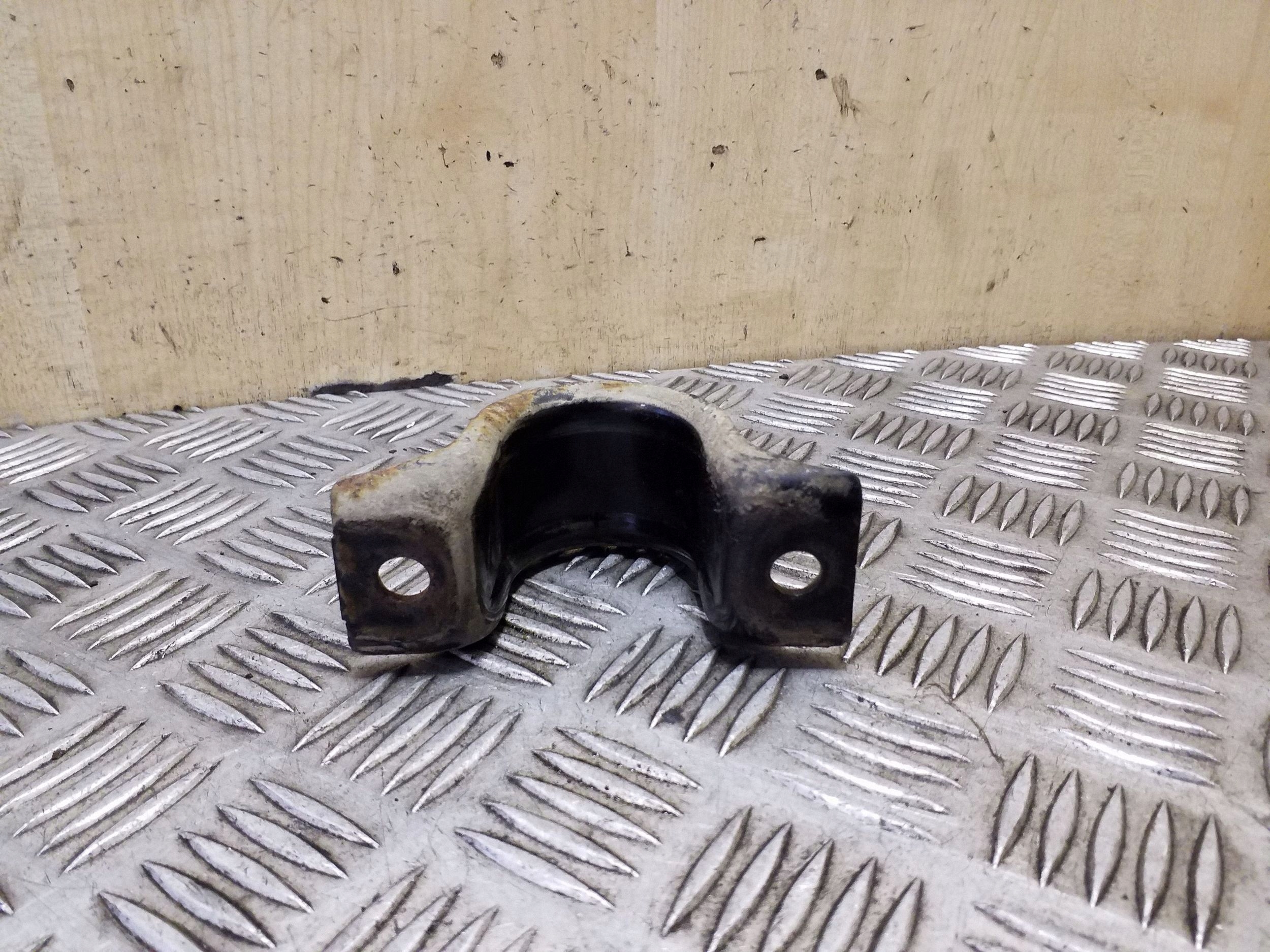 VW Crafter Front Stabilizer Bracket Right A9063230040 image 3