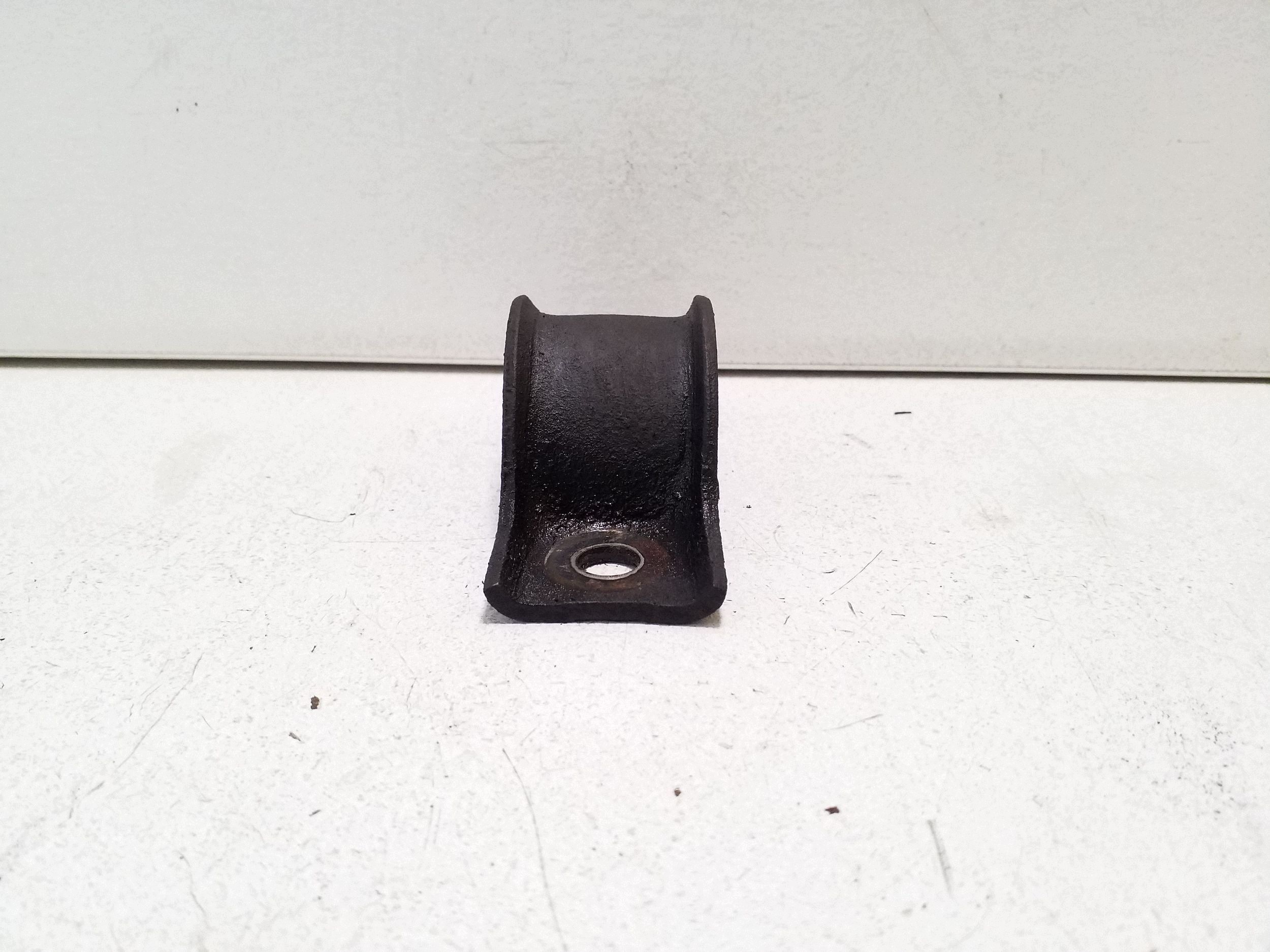 Mitsubishi L200 Front Stabilizer Bracket VAL271901
