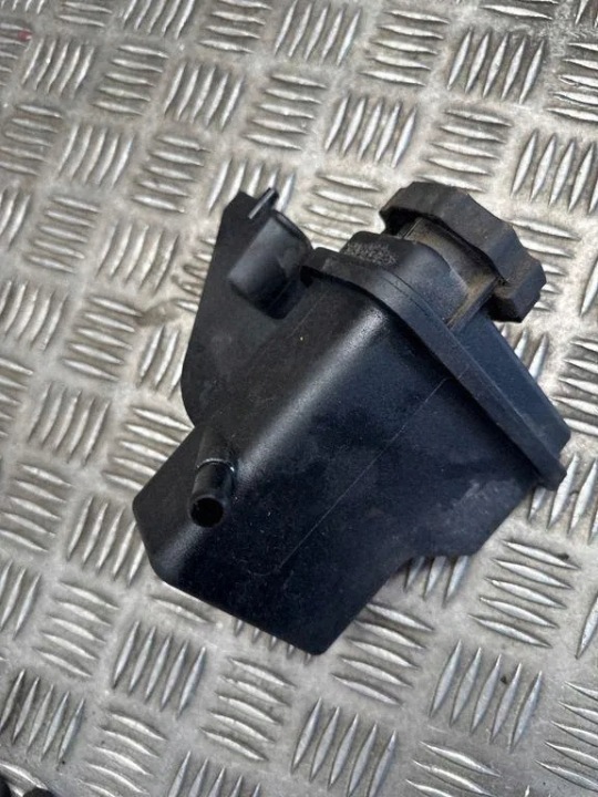 Ohjaustehostimen pumppusäiliö Mercedes A1724660102