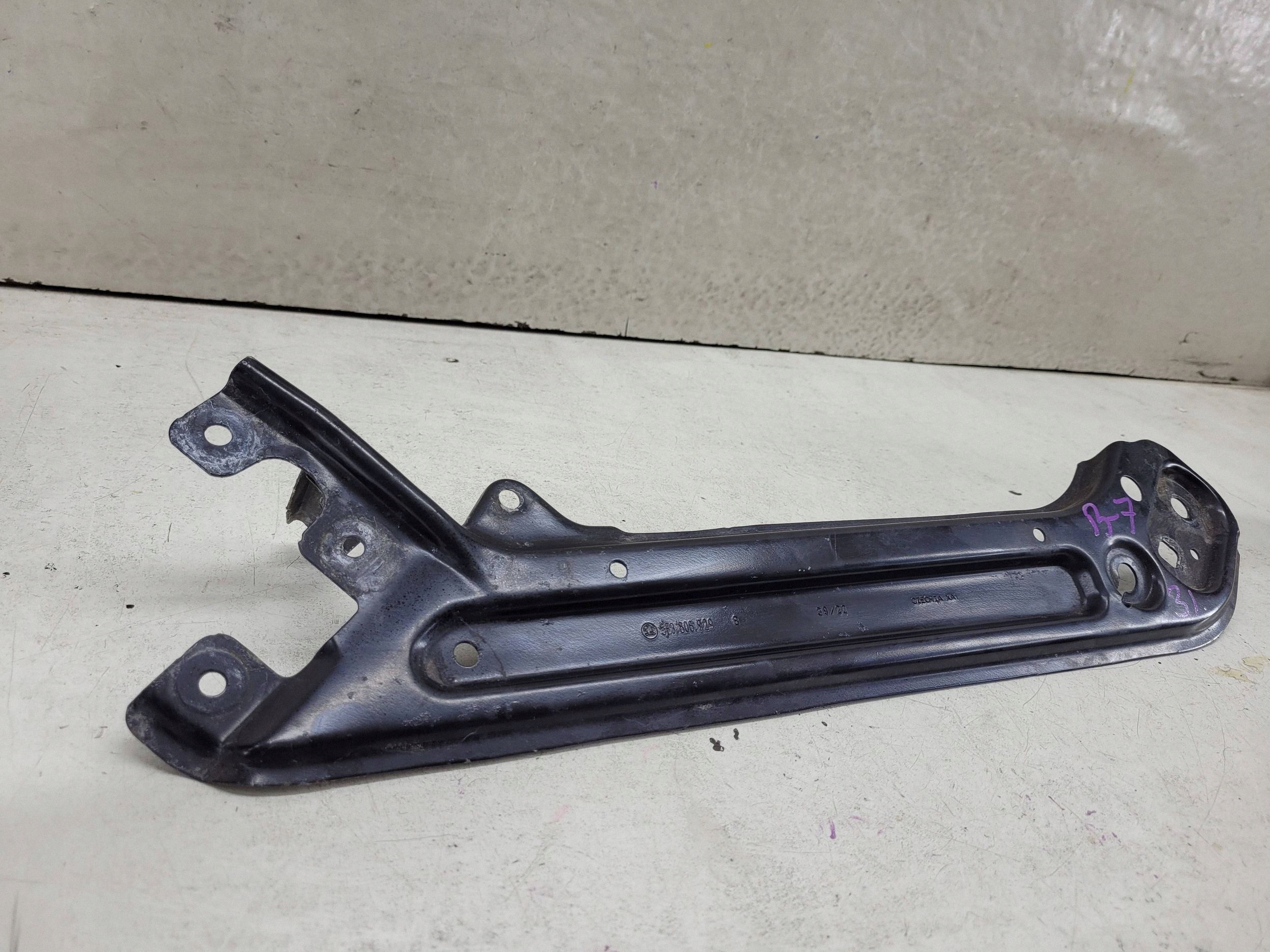 Skoda Octavia Mk4 4 IV Supporto fissaggio cintura anteriore 5E3806929B
