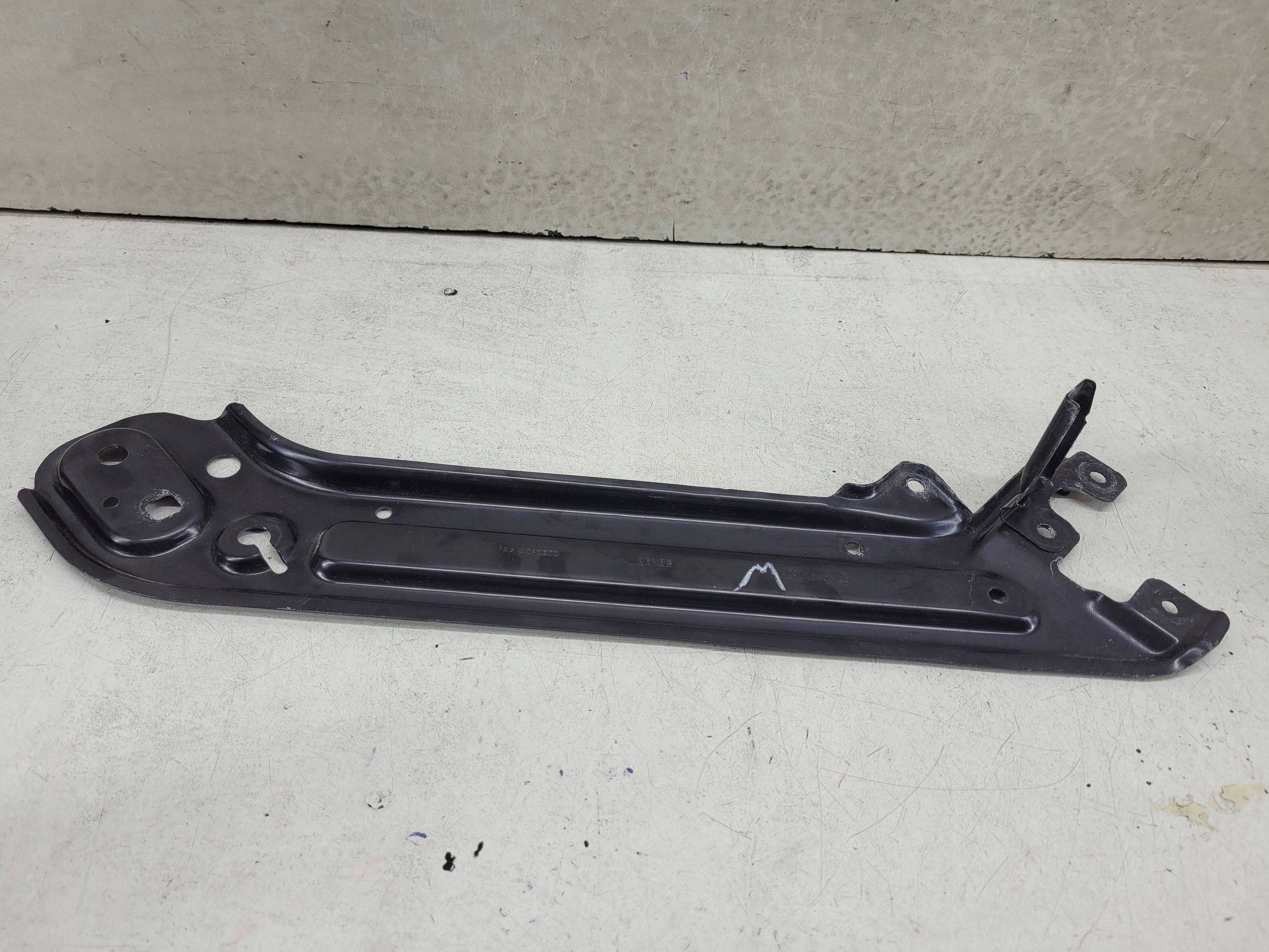 Suporte fixação cinto dianteiro Skoda Octavia Mk4 5E3806929B image 4