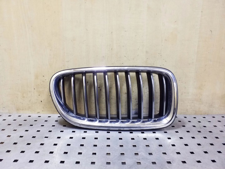 BMW 5 F10 F11 etusäleikkö oikea puoli 51137336478