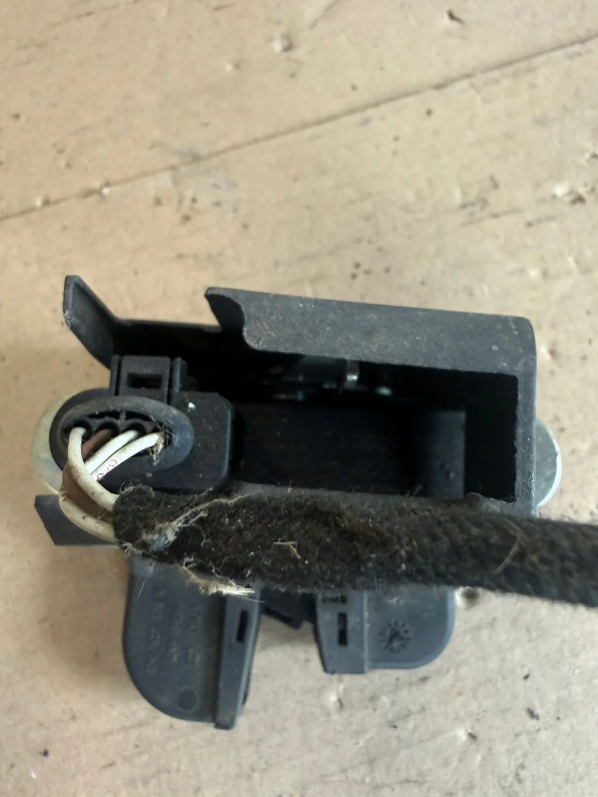 Volkswagen bakluckelås 5M0827505B image 3