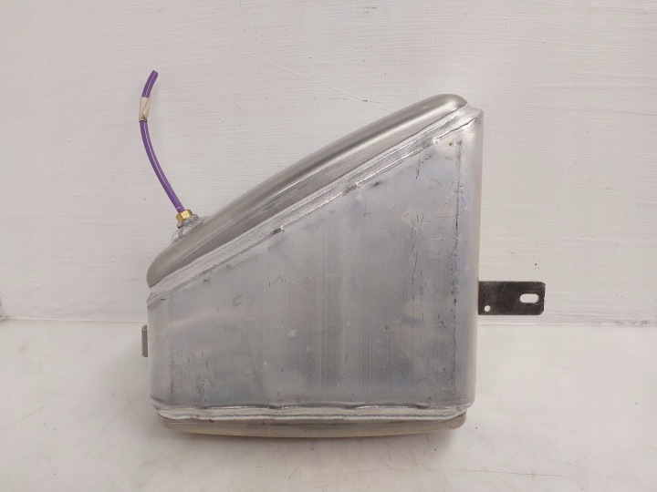 Ilmajousisäiliö vasen puoli 4M0616203G