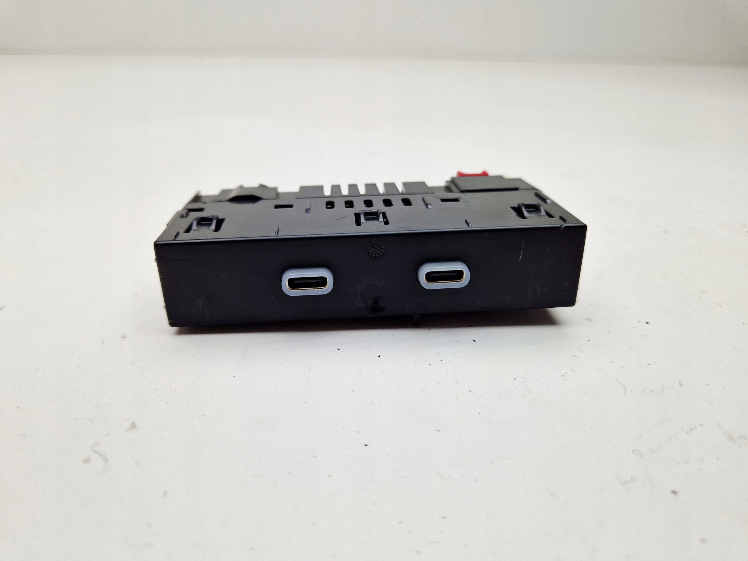 AUDI A3 8Y LIFT 1.5 TSI 2025 R USB-C DUAL LADEANSCHLUSS 8Y0035736 image 2