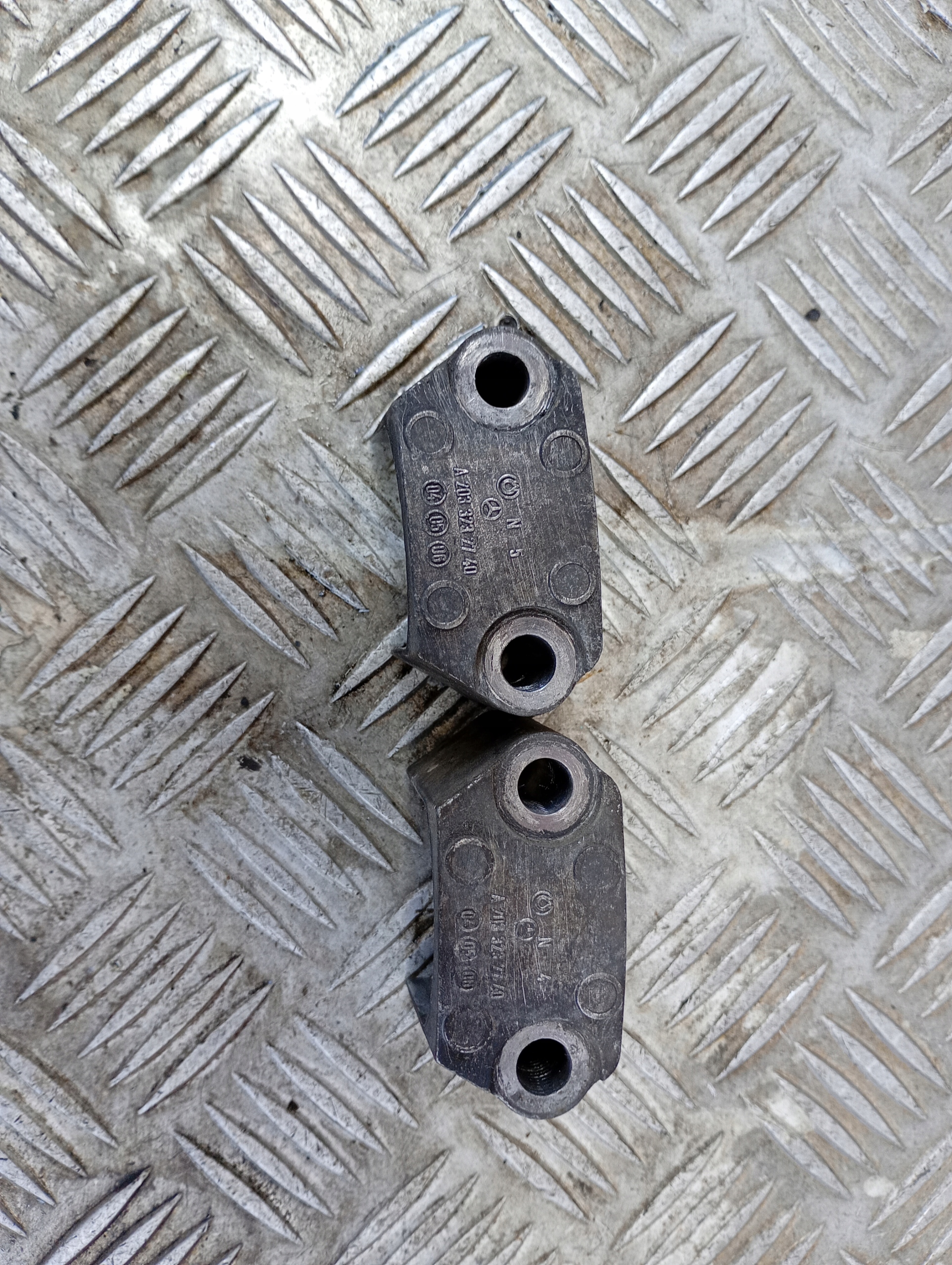Mercedes W203 W209 Front Stabilizer Link Mount OE A2033232740