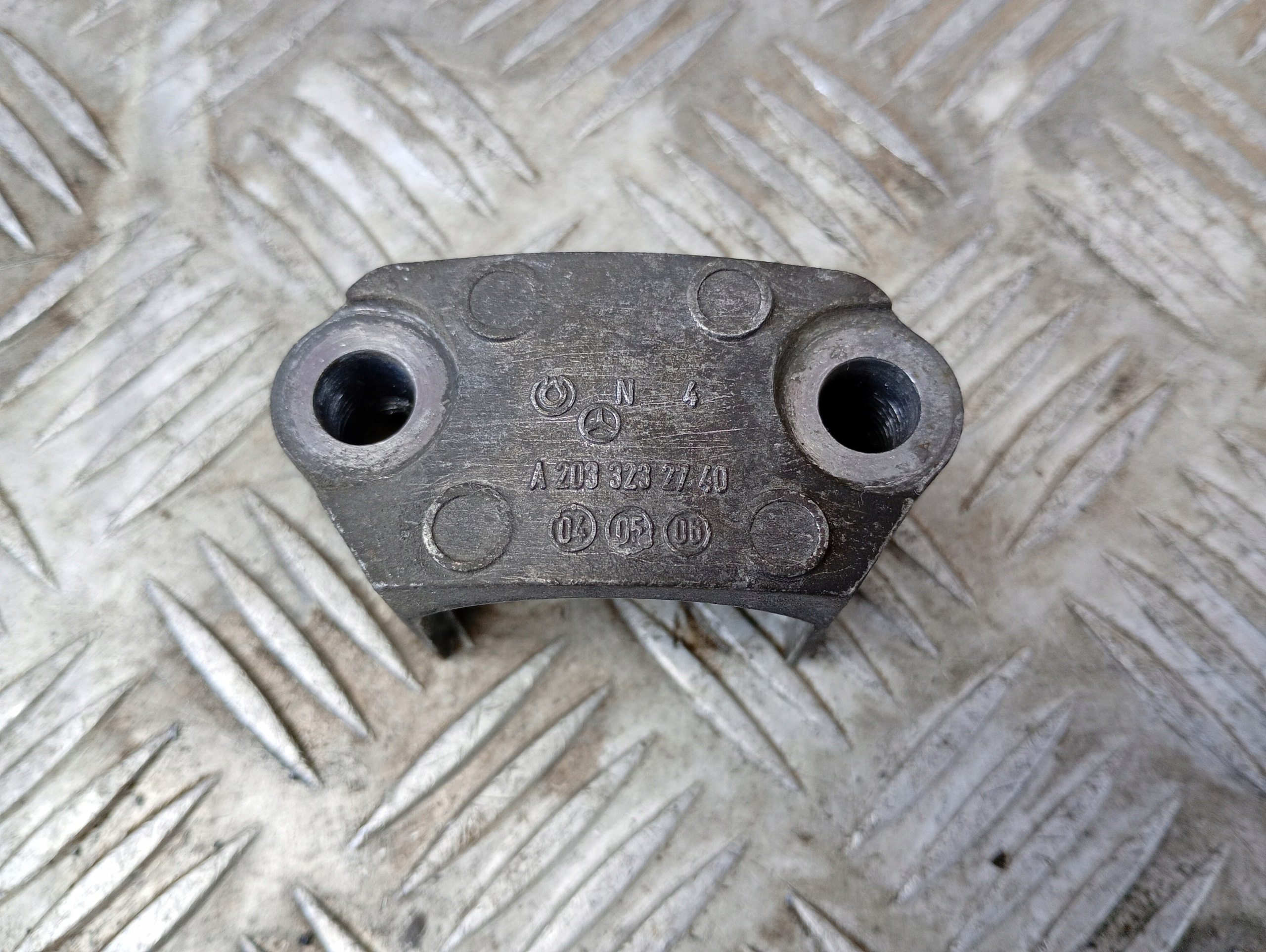 Mercedes W203 W209 Stabilisator-Halterung A2033232740 image 3