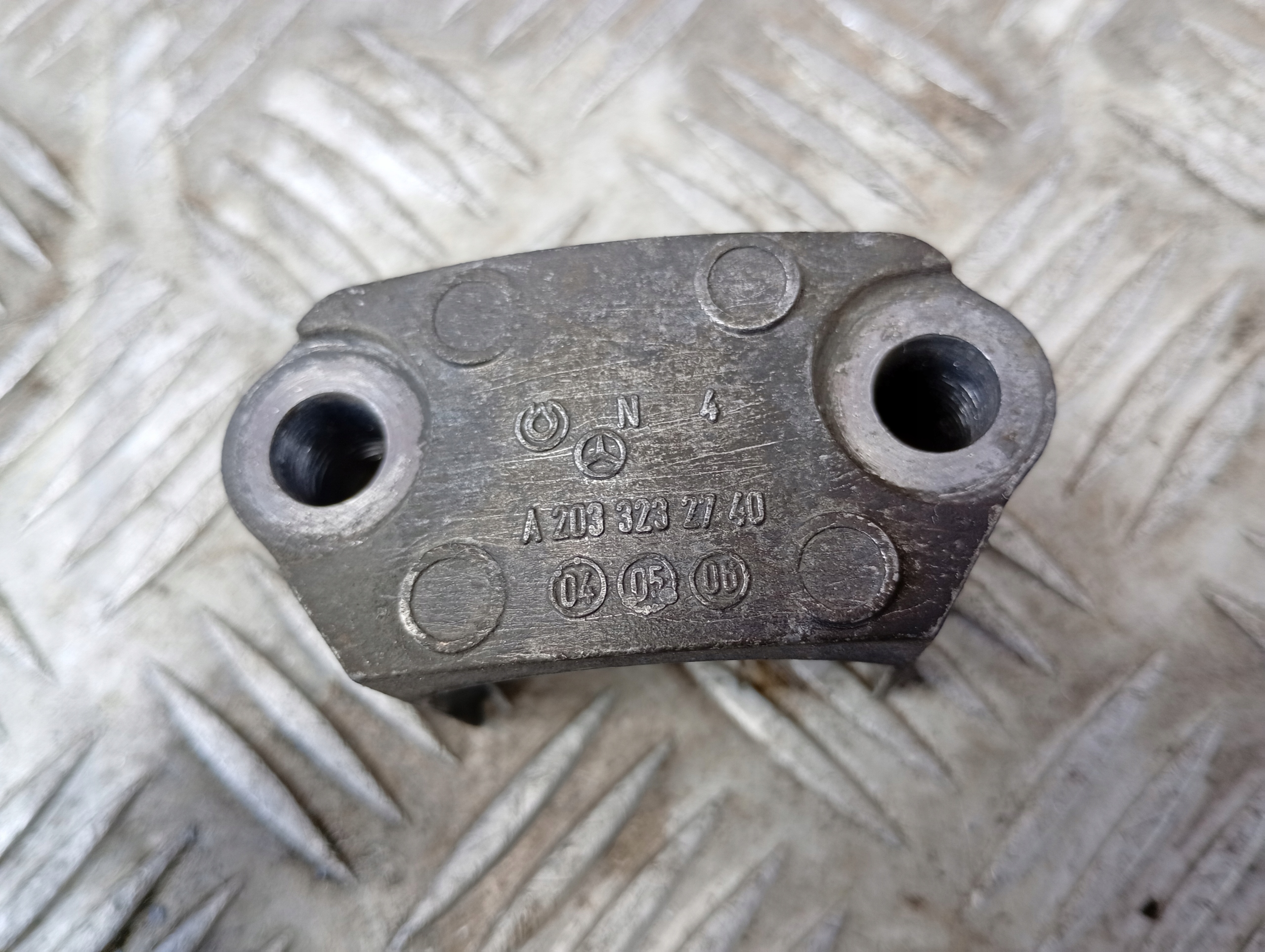 Mercedes W203 W209 Stabilisator-Halterung A2033232740 image 4