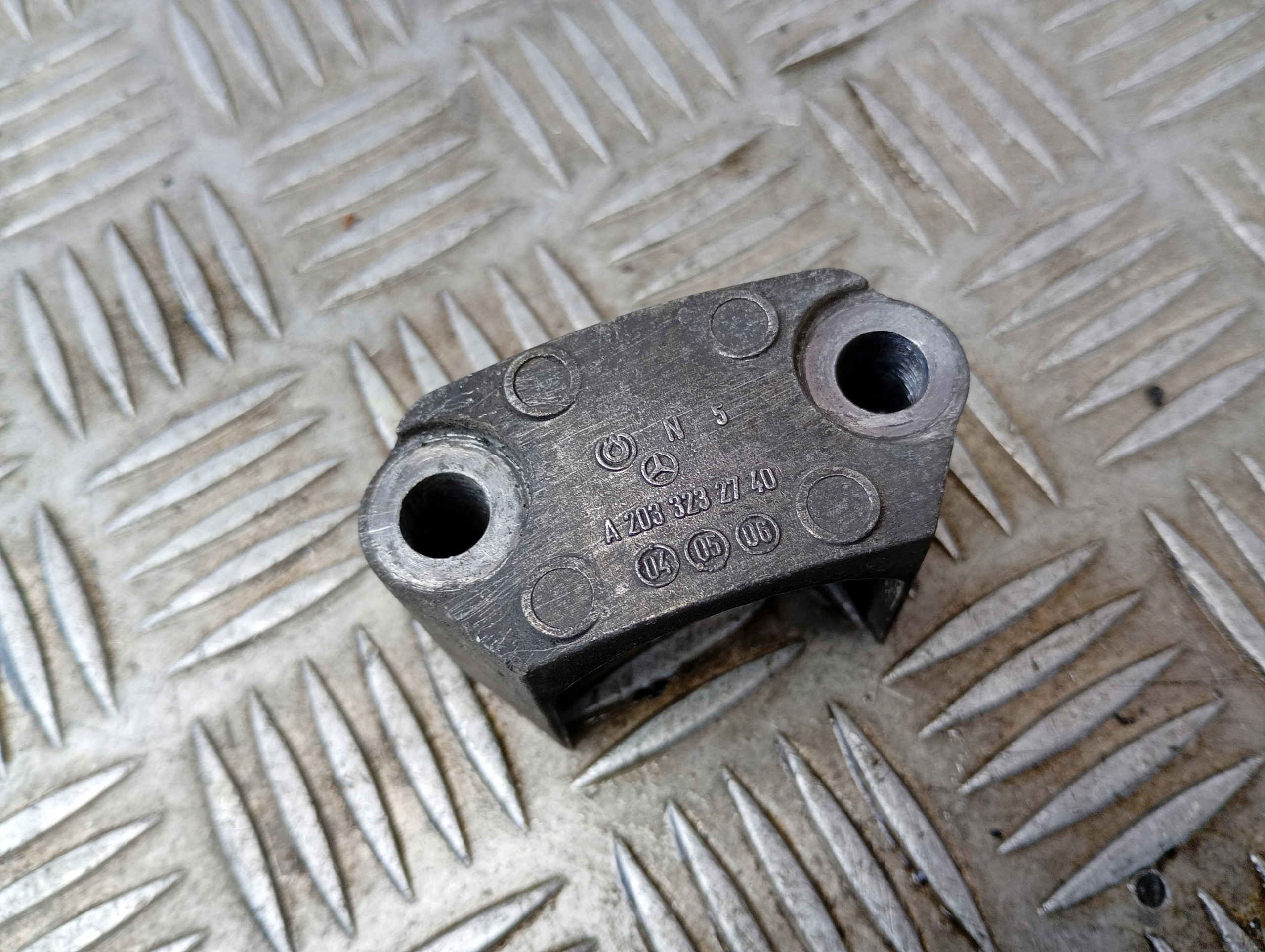 Mercedes W203 W209 Stabilisator-Halterung A2033232740 image 5