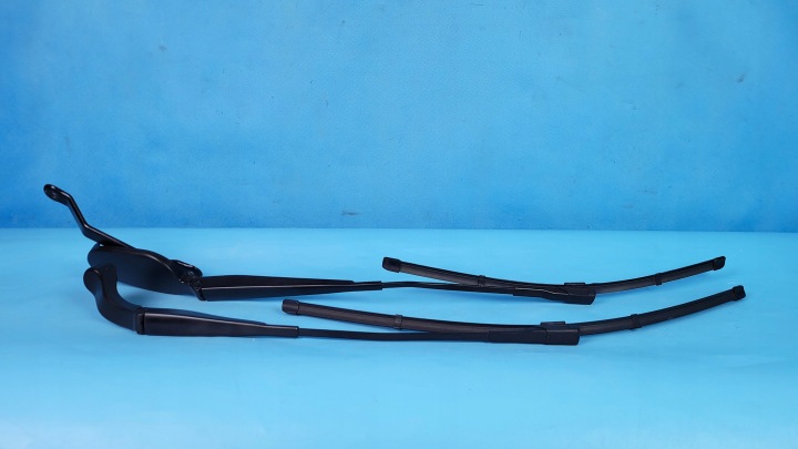 MERCEDES EQA 250 21r WISCHERARM A2478204500 A2478204600 VORNE