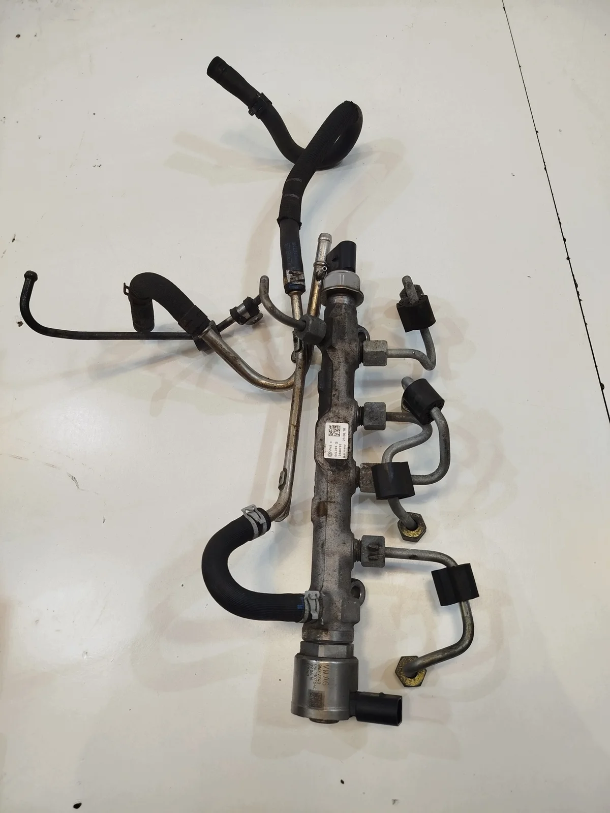 Polttoaineen jakotukki VW Passat B8 2.0 TDI