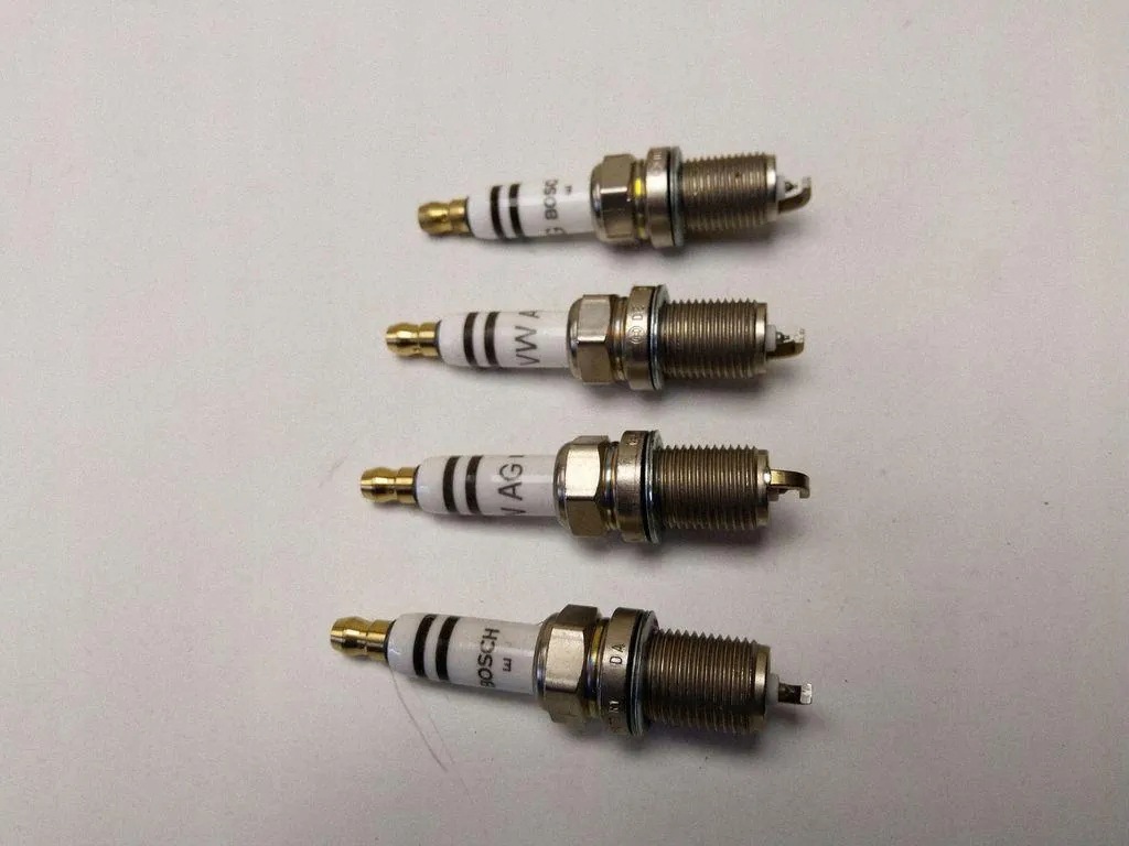 Spark Plug Skoda Superb OE 06H905611 Used image 3