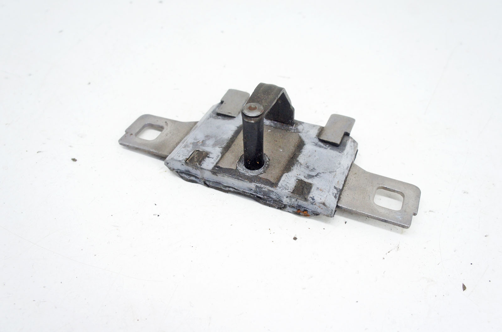 Audi A4 B9 takaluukun salpa 8W9827507