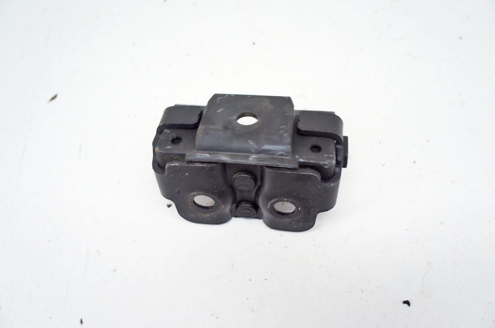 Verrou de Hayon Infiniti Q30 UD027 AR image 3
