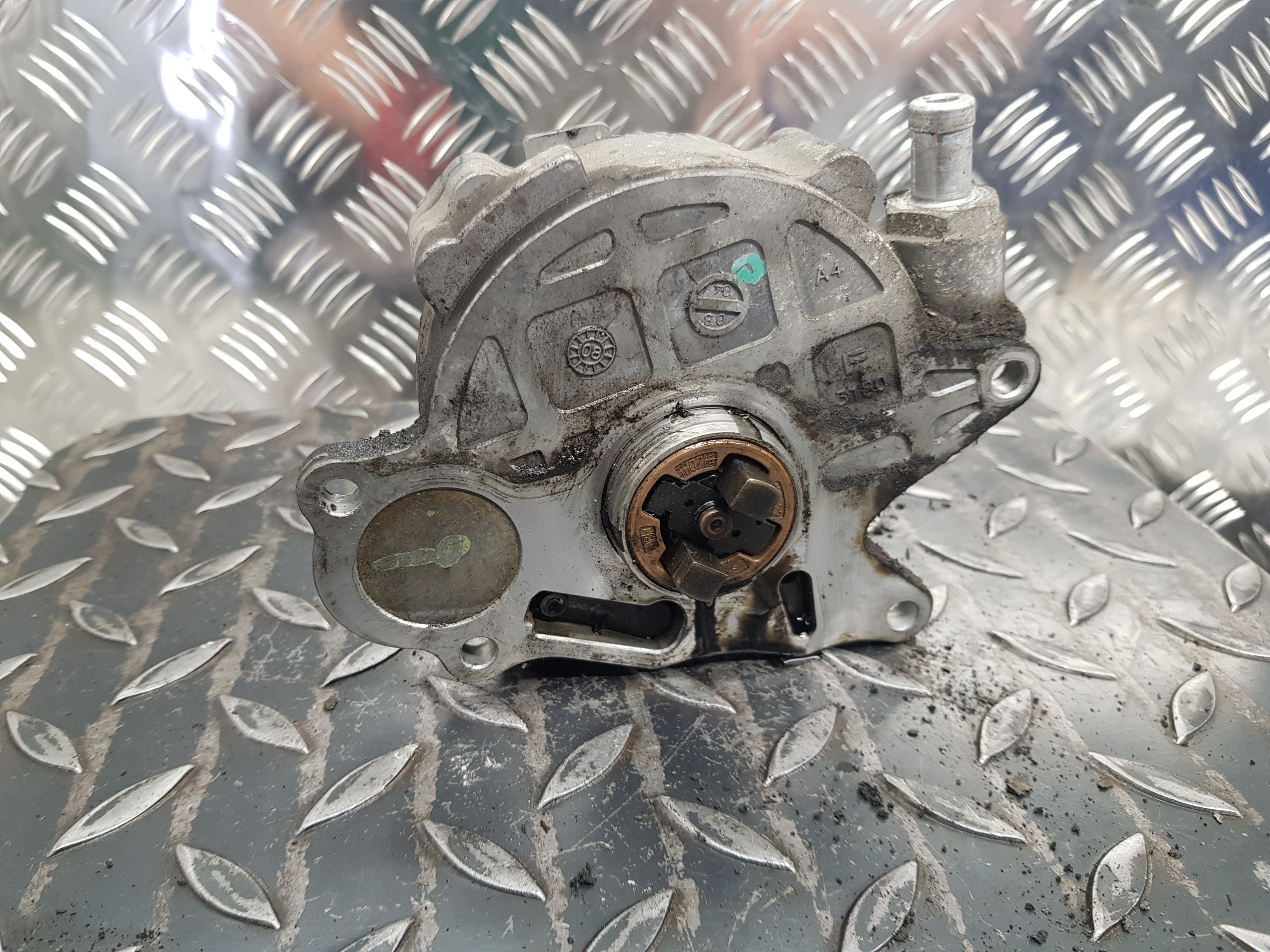 Alipainepumppu VW Passat B6 03L145100L image 3