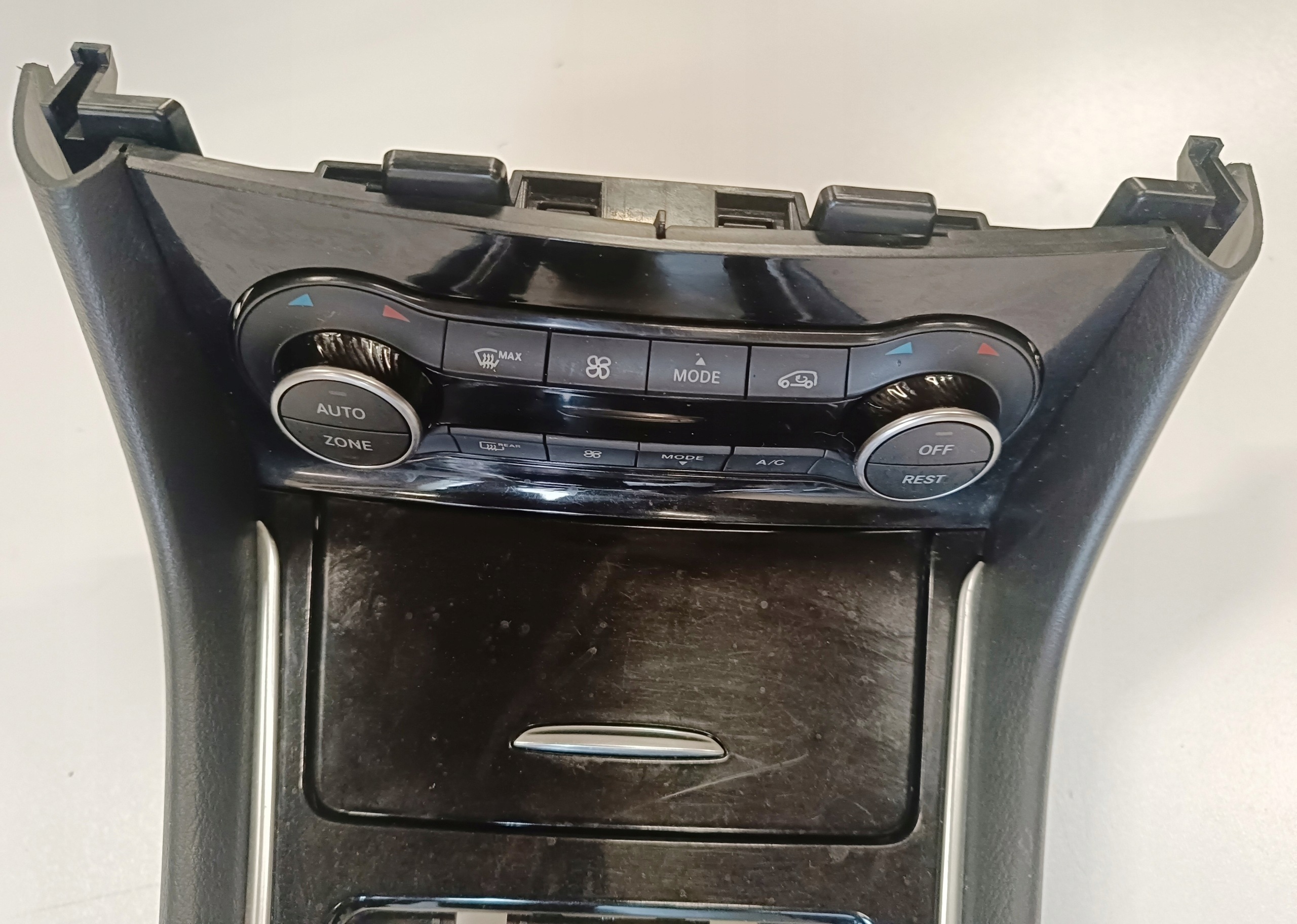 USB-liitäntä Infiniti Q30 QX30 UK 284H3-3ZD2A-GNIAZDO