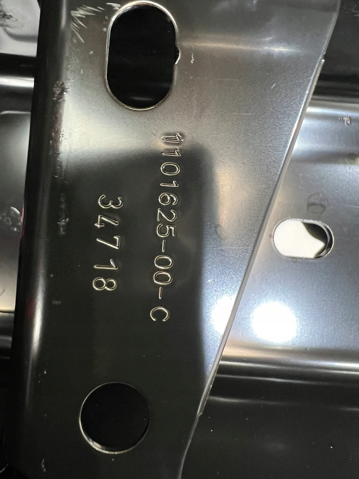 Tesla Model 3 Barra Inferior Trasera Usada image 3