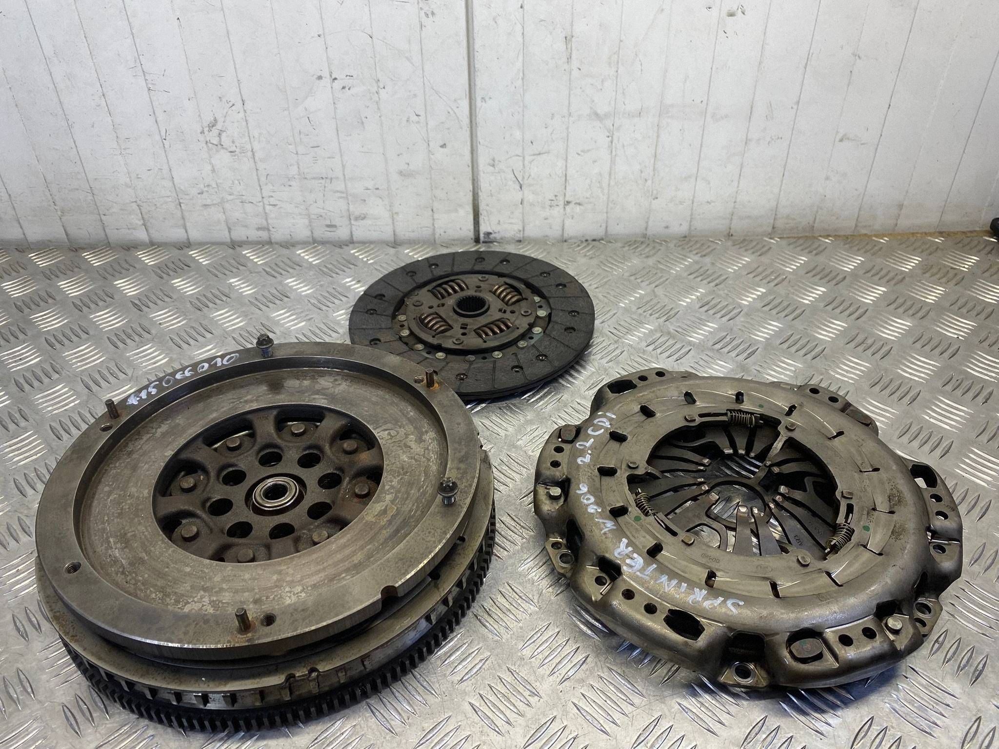 Embrayage bimasse LUK Mercedes Sprinter W906 2.2 CDI 415066010 324056210 image 2