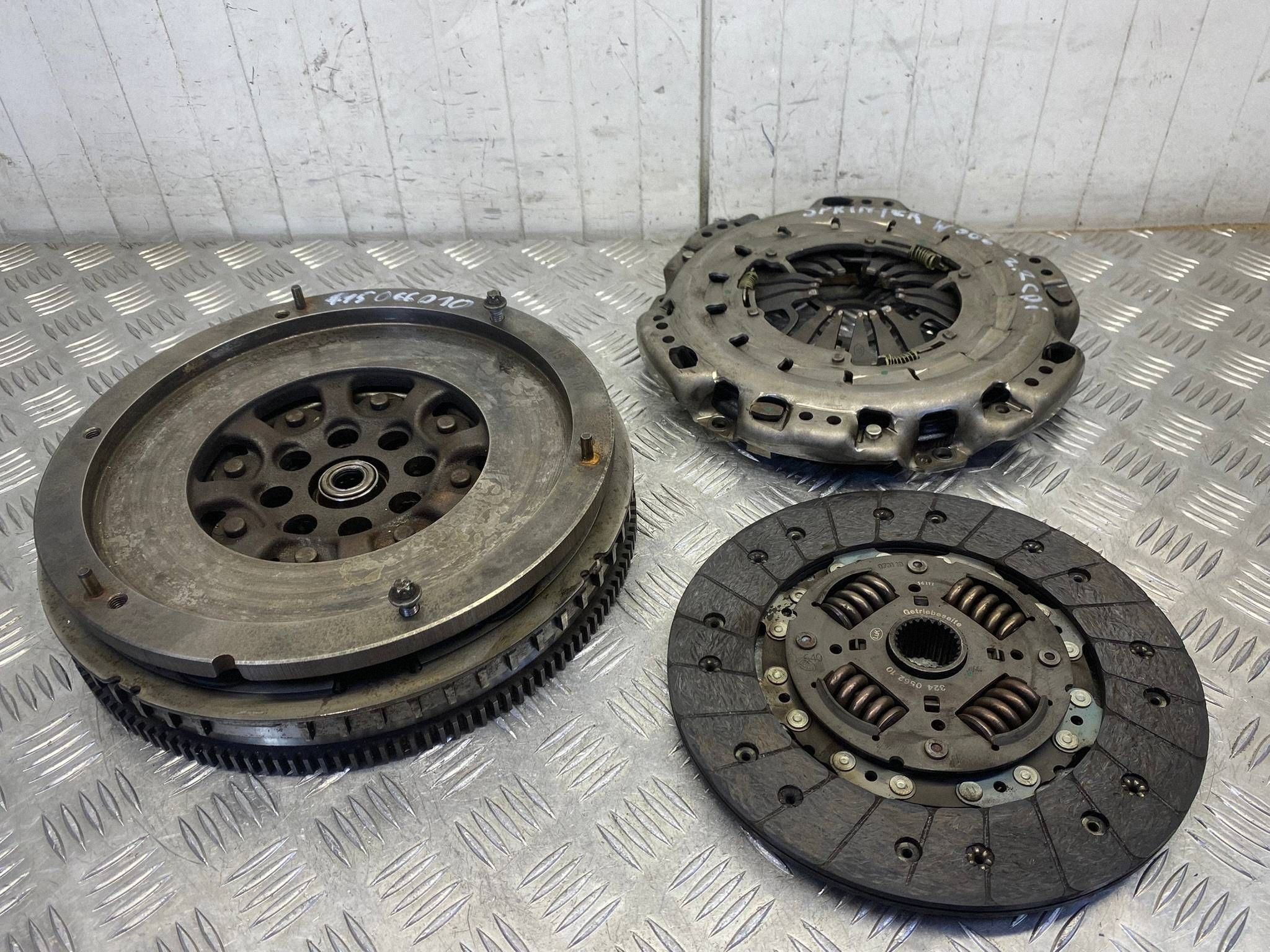 Embrayage bimasse LUK Mercedes Sprinter W906 2.2 CDI 415066010 324056210 image 3