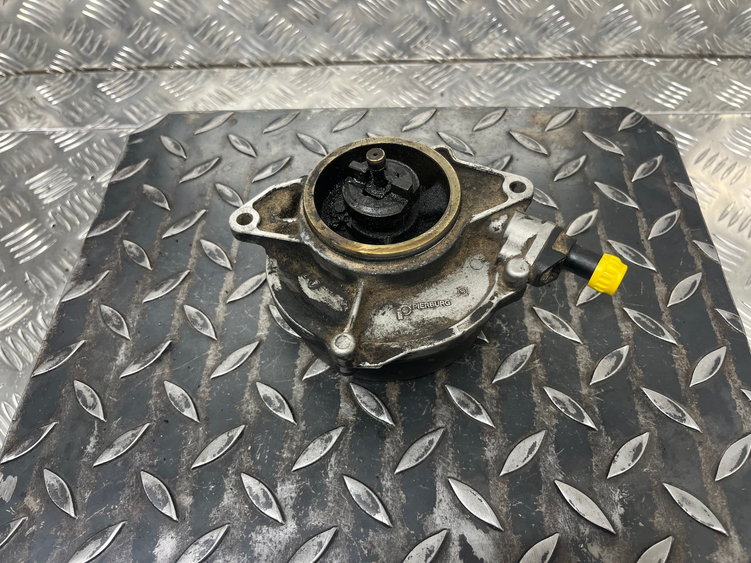 Pompe à vide Audi A6 C6 057145100T image 2