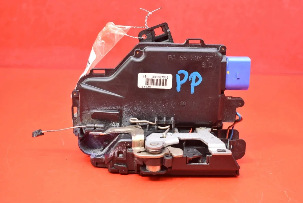 VW Golf 5 Front Right Door Lock Used
