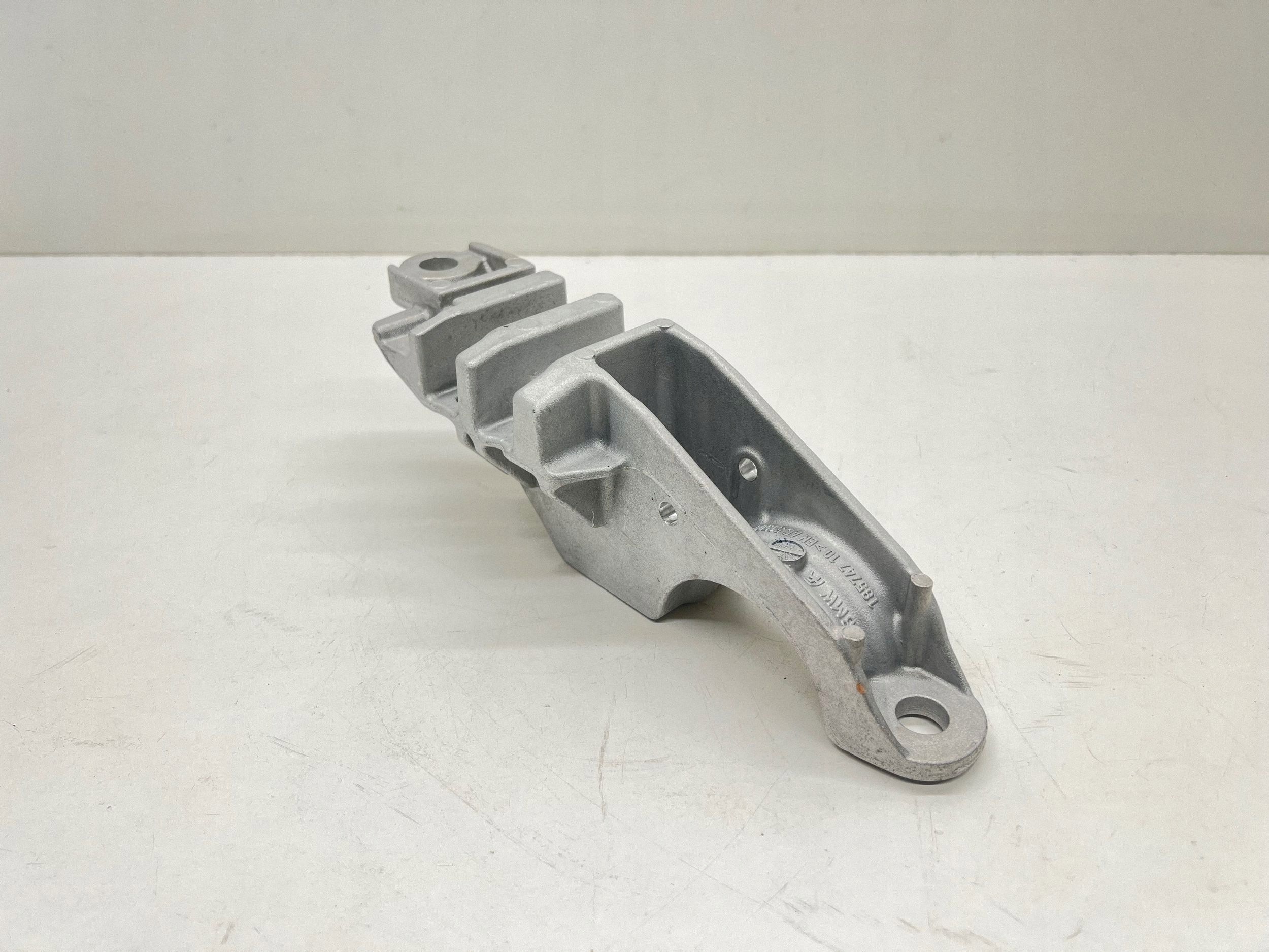 BMW 5 G30 G31 2017 Stabilisatorlager vorne OEM 37116884013 image 2