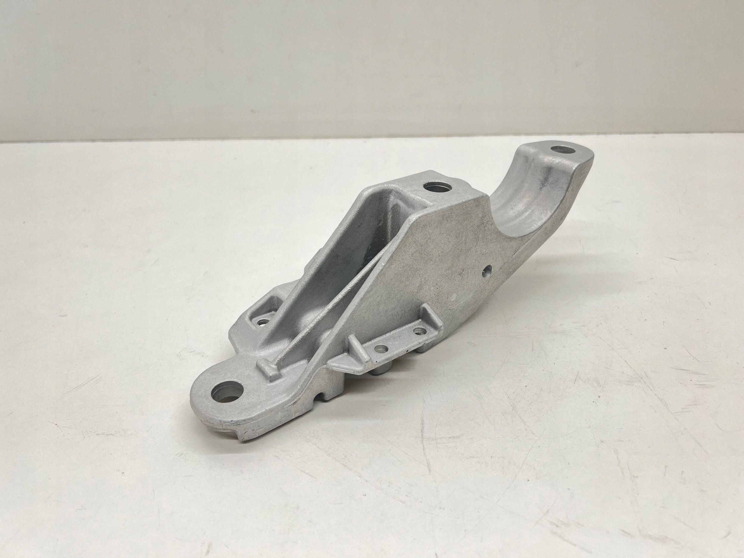 BMW 5 G30 G31 2017 Stabilisatorlager vorne OEM 37116884013 image 3