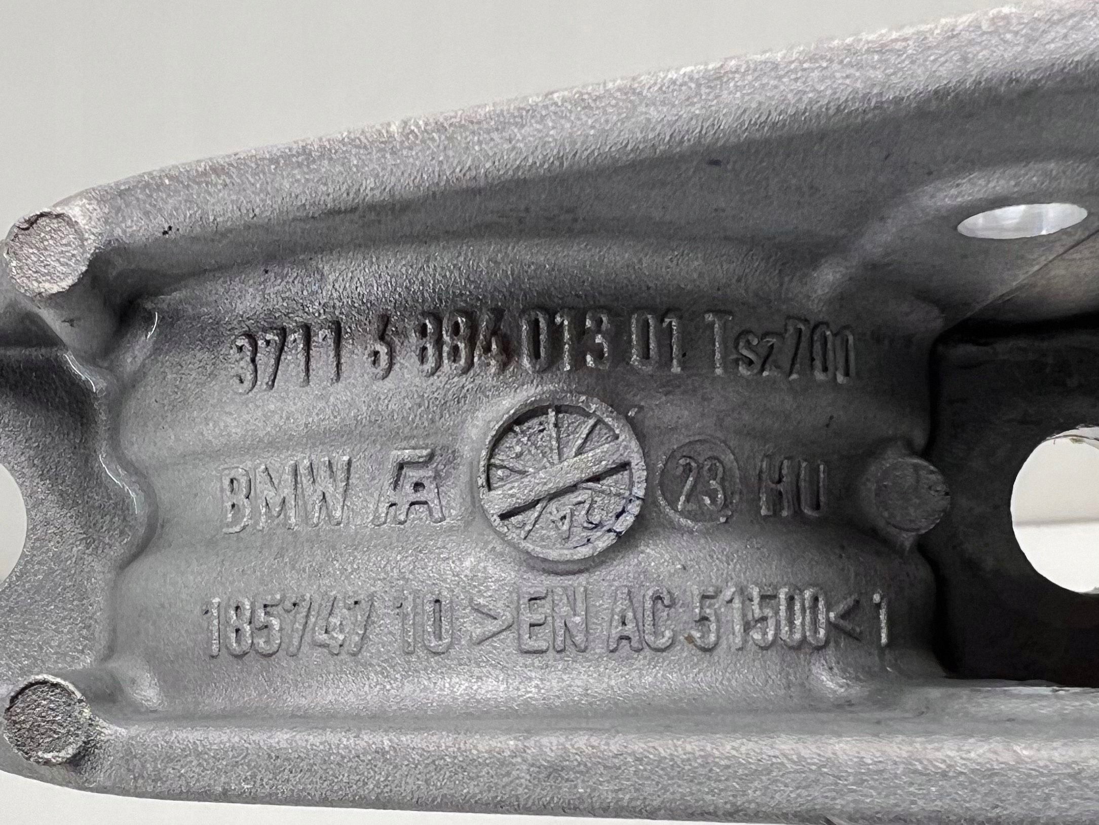 BMW 5 G30 G31 2017 Stabilisatorlager vorne OEM 37116884013 image 5