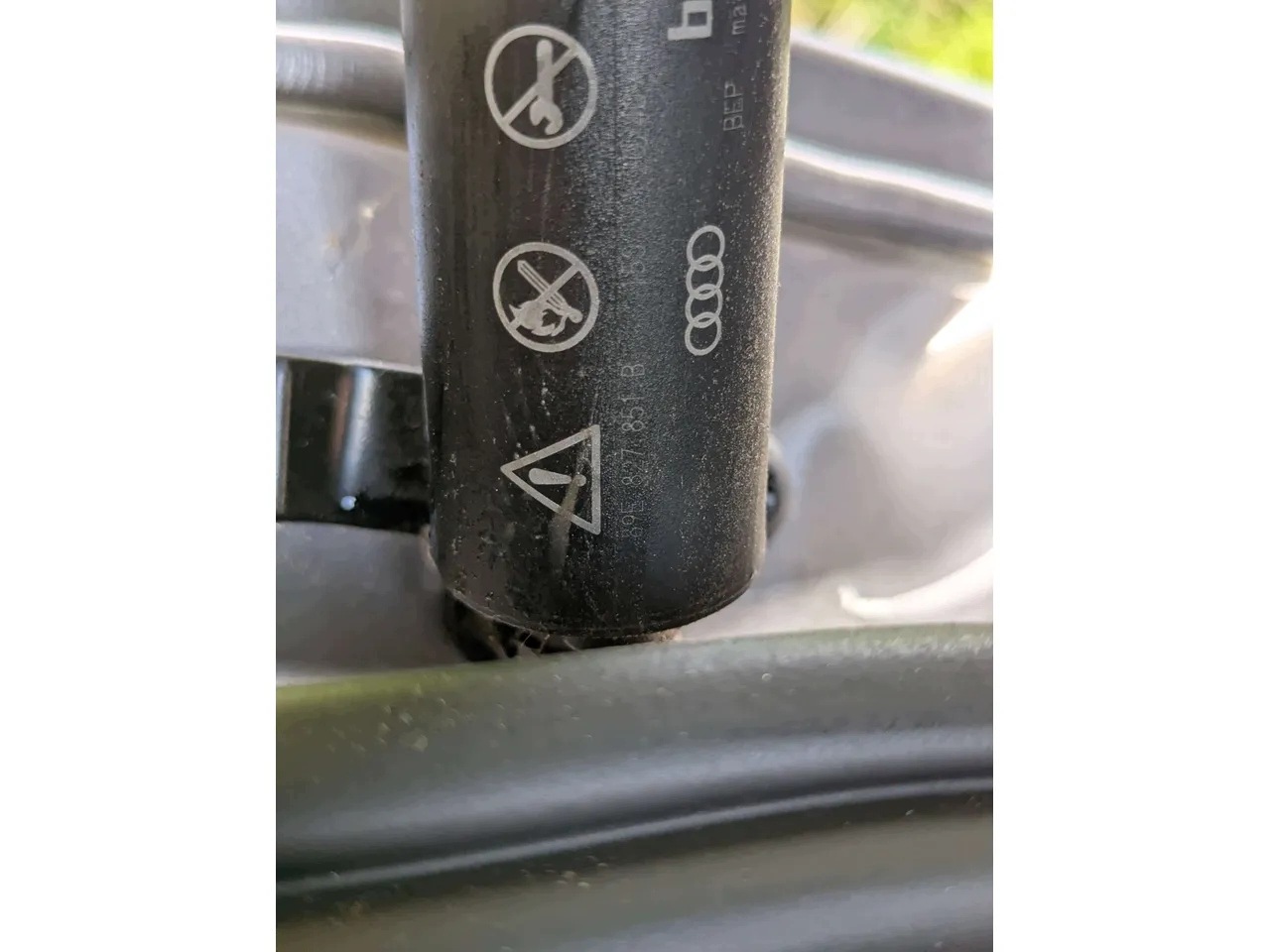 Audi Q4 Strut Baklucka El Höger 89E827851B image 5