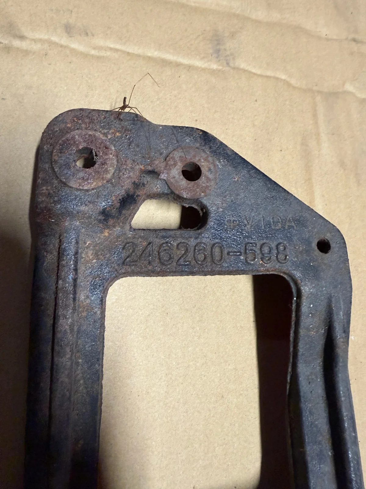 Ilmastoinnin pumpun kiinnike Lexus RX400h
