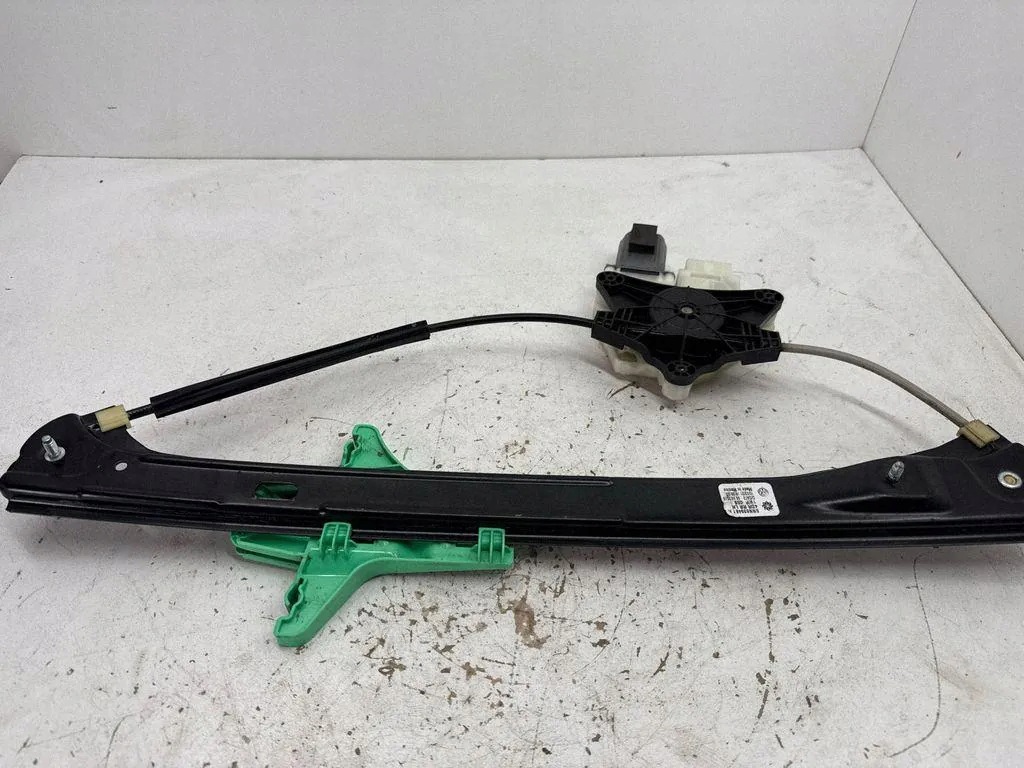 Raamheffer achterportier links VW Tiguan (AD1) 5NN839461 2.0L