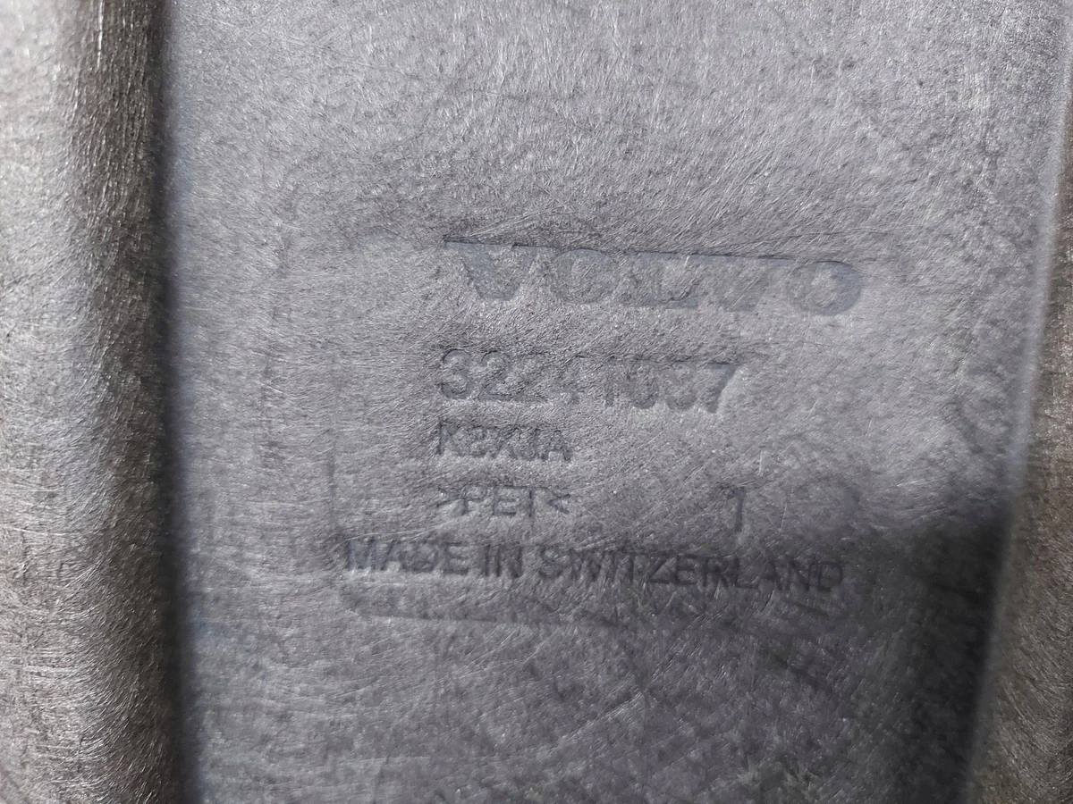 Skyddsplåt under motor Volvo XC40 Recharge image 3