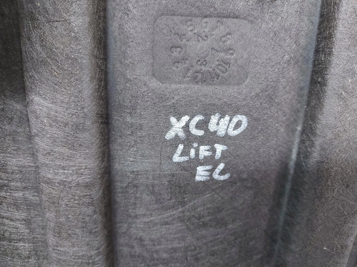 Skyddsplåt under motor Volvo XC40 Recharge image 5