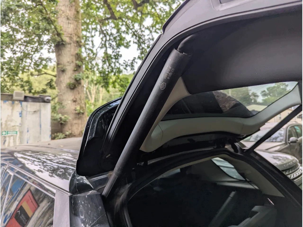 Land Rover Discovery Sport takaluukun avaaja, vasen, 2017
