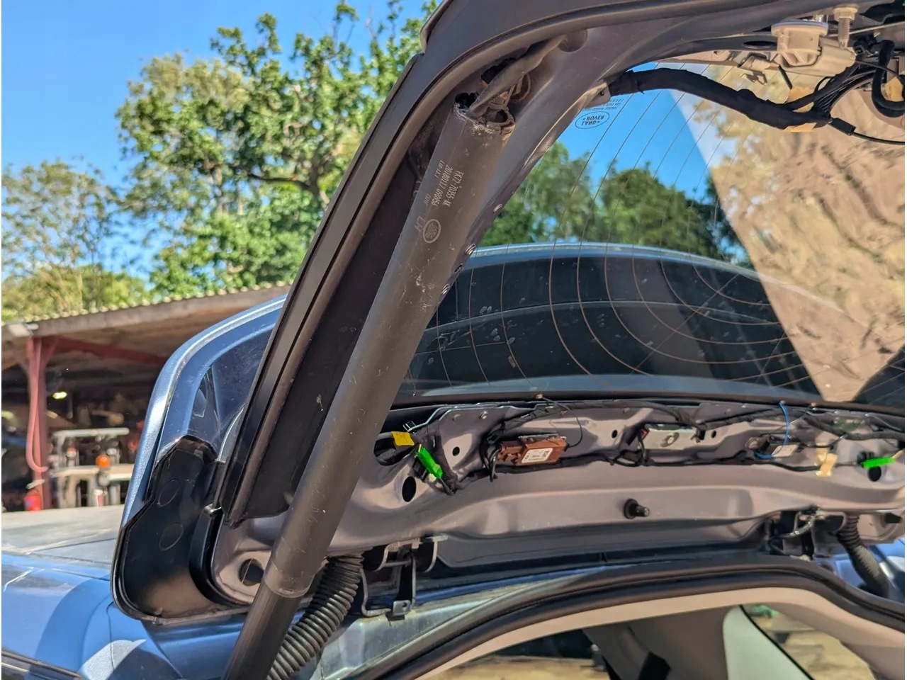 Land Rover Discovery Sport takaluukun vaimentin vasen 2018