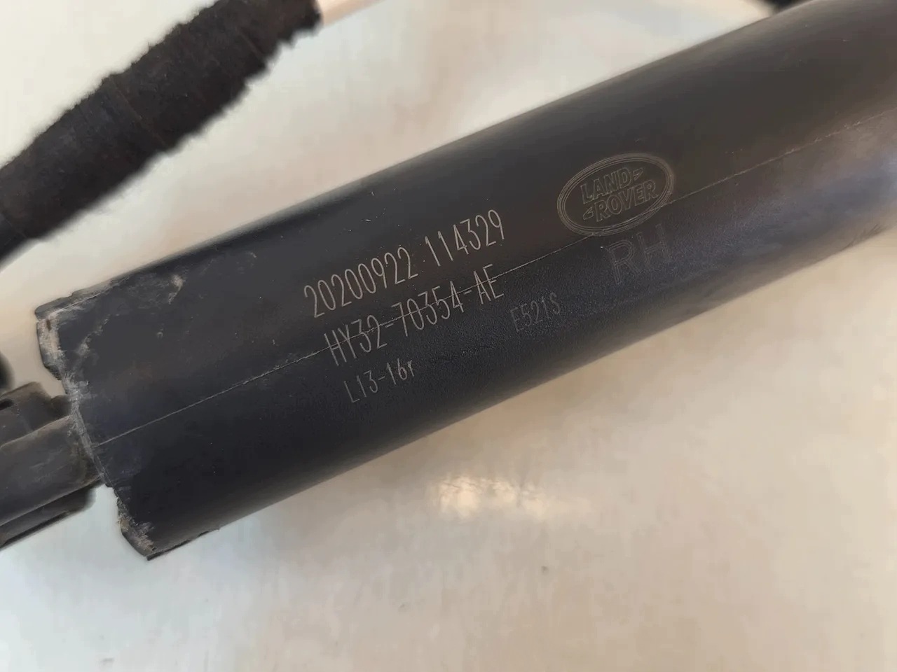 Land Rover Discovery Strut Baklucka HY32-70354-AE image 3