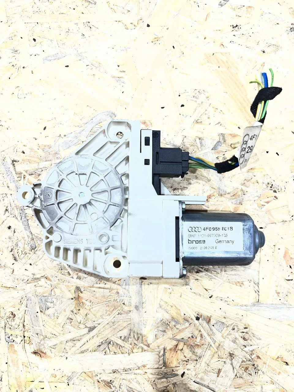 Audi A6 2005 Fönsterregulator 4F0959801B image 2