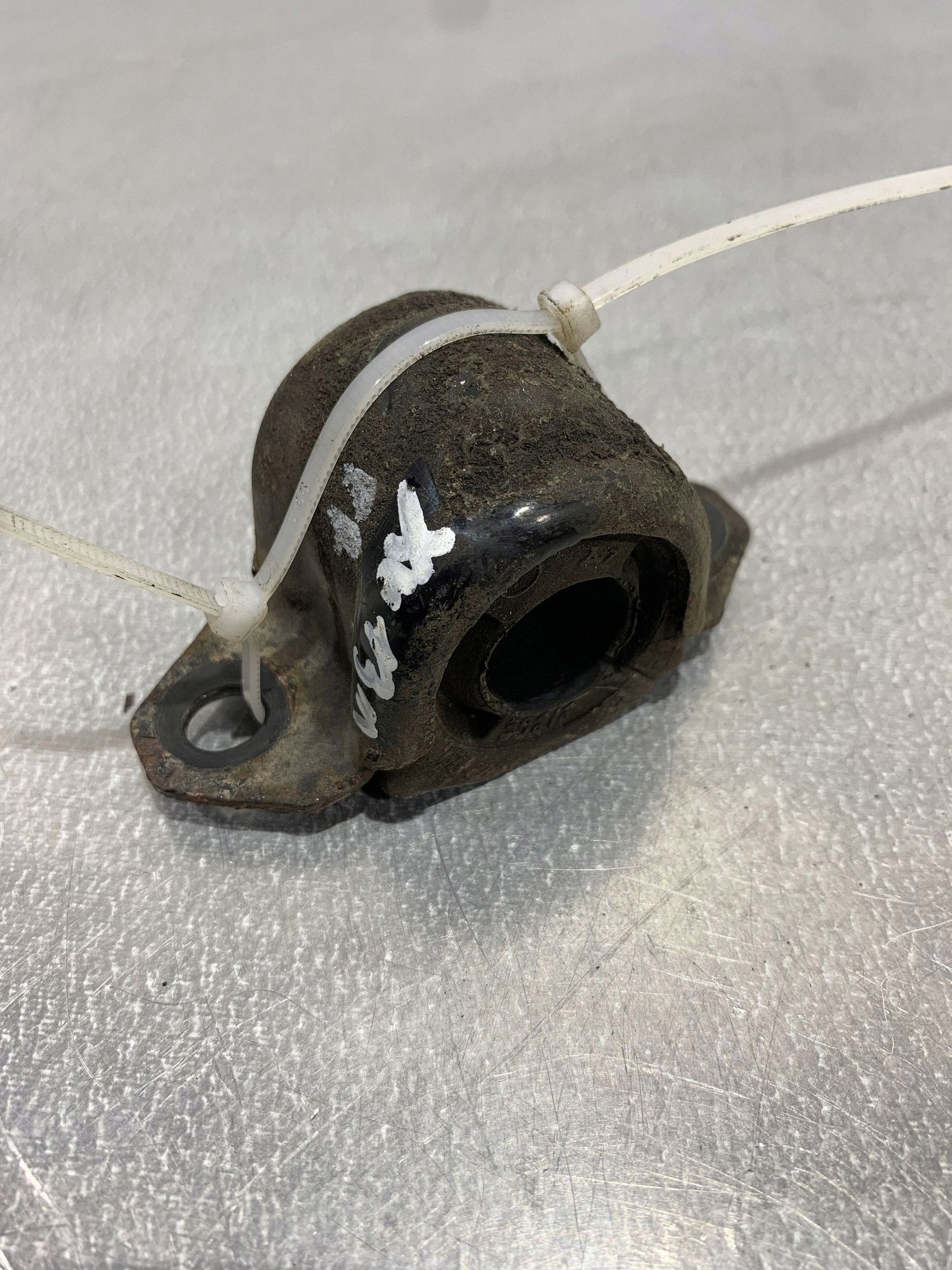 2013 Subaru XV Front Stabilizer Clamp OEM FBZ19358