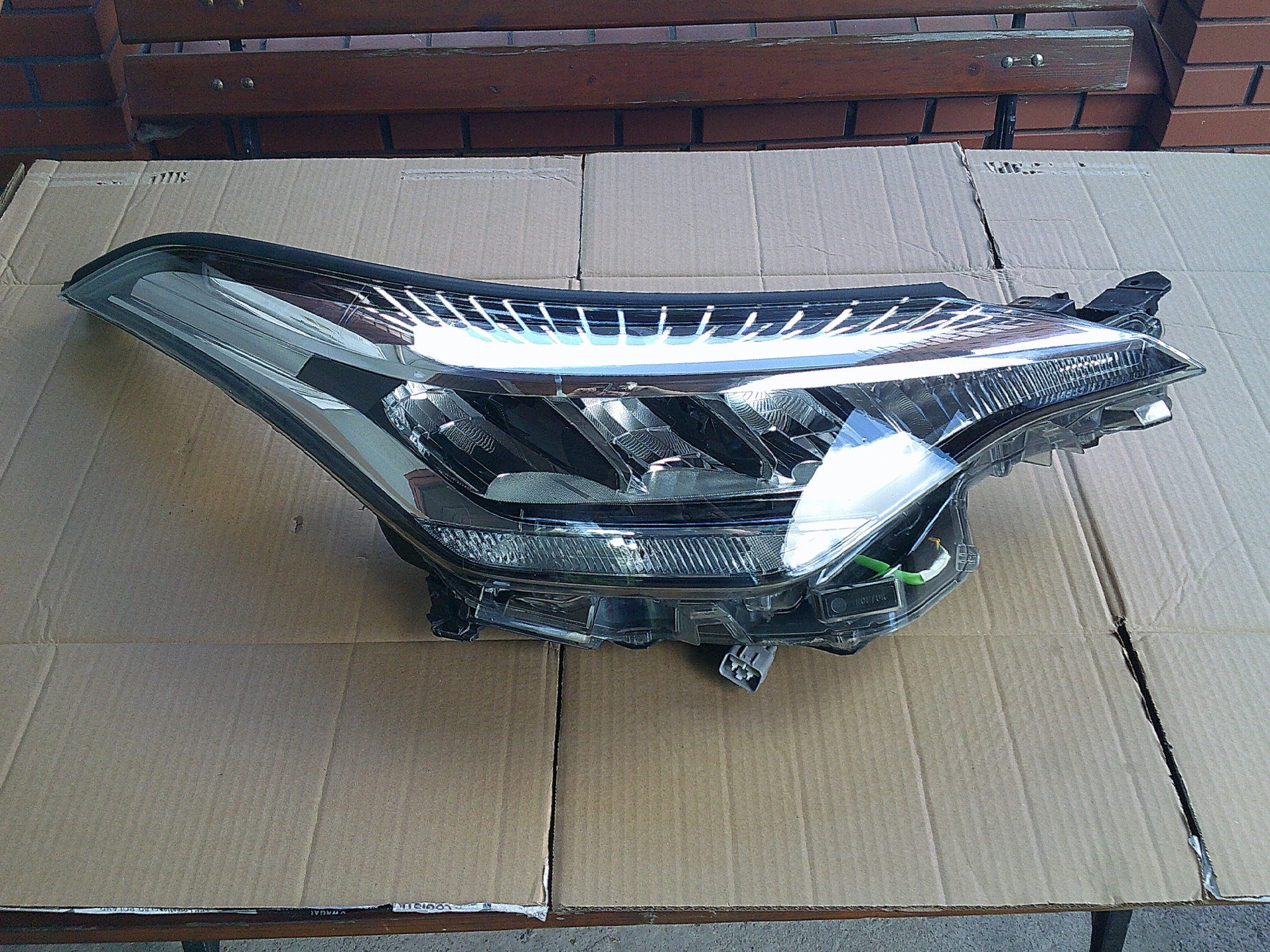 Oikea etuvalo matkustajan puoli 8110-R4180-00 Toyota C-HR CHR 2019-2022 image 2