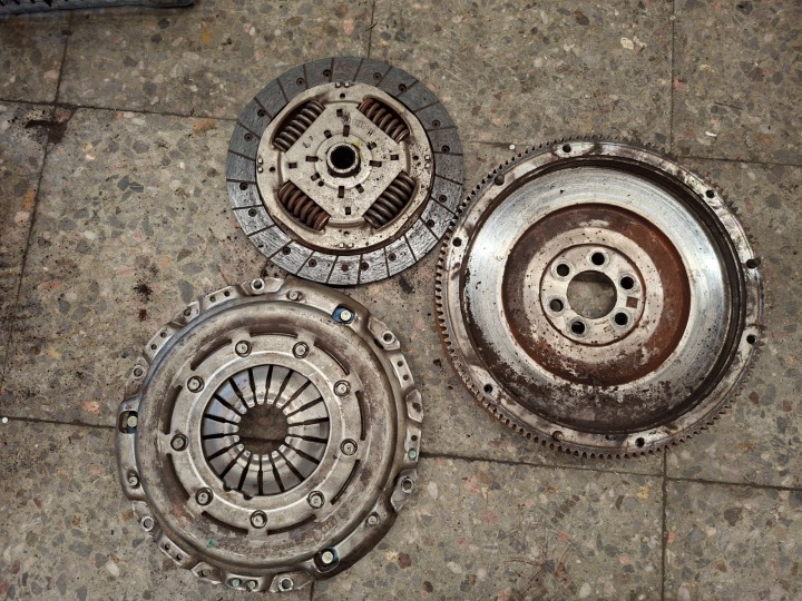 VW POLO V LIFT 1.4 TDI CUS - kytkinpaketti 04b141025