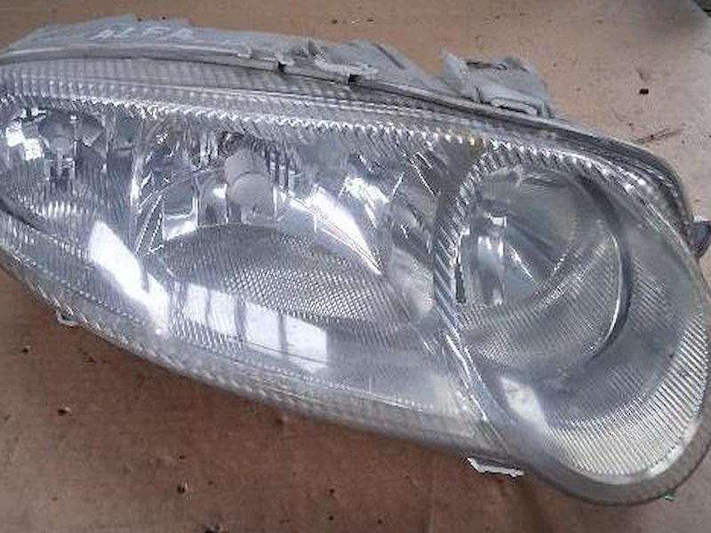 Front lamp of Alfa Romeo 147 law
