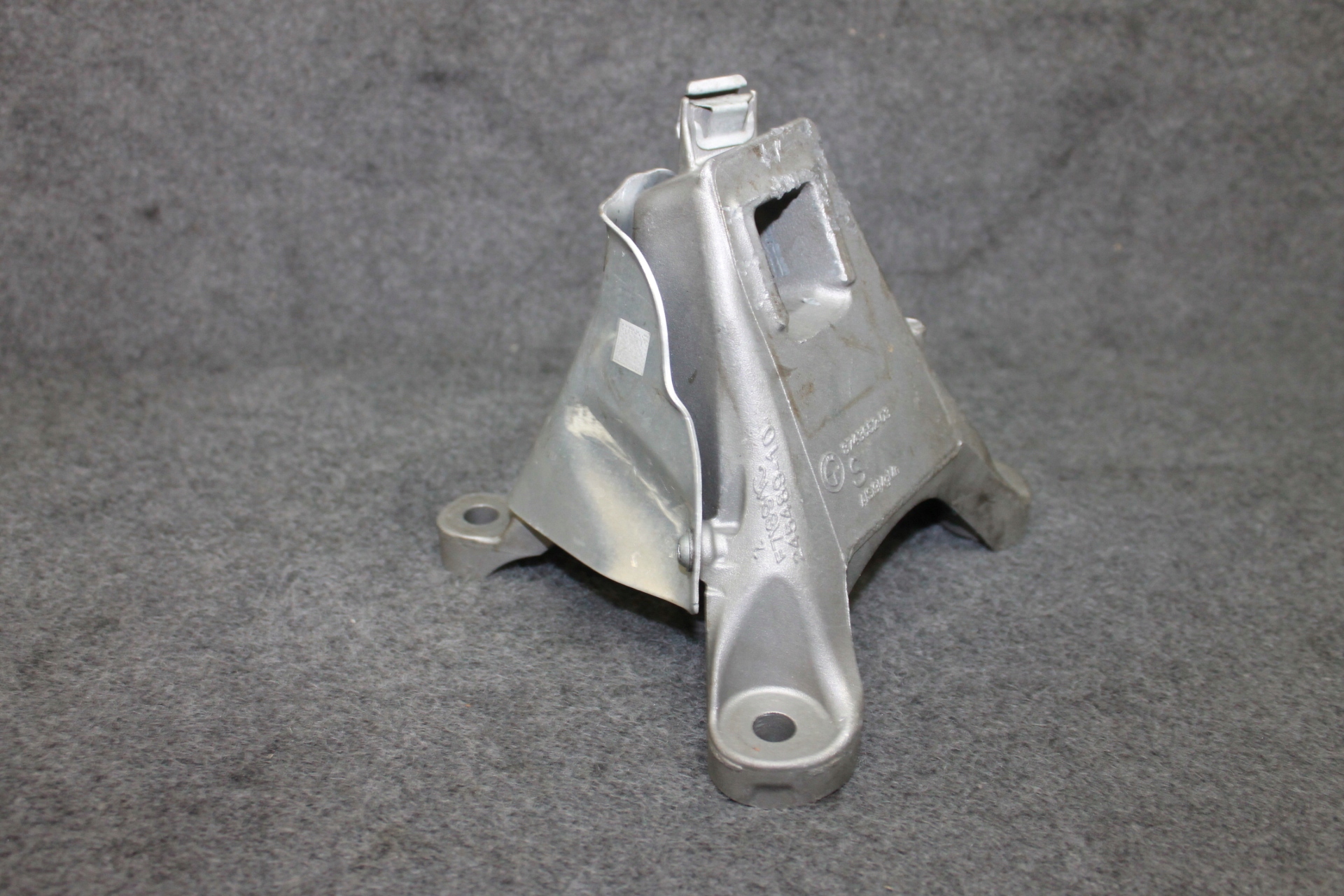 BMW X3 G01 X4 G02 Engine Mount 22118743652 image 4