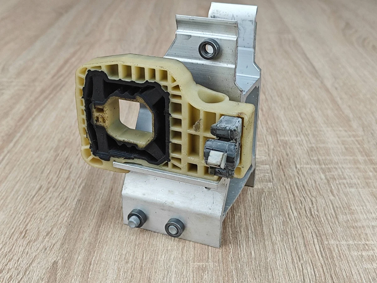 BMW G30 G31 G16 Radiator Mount Bracket Left