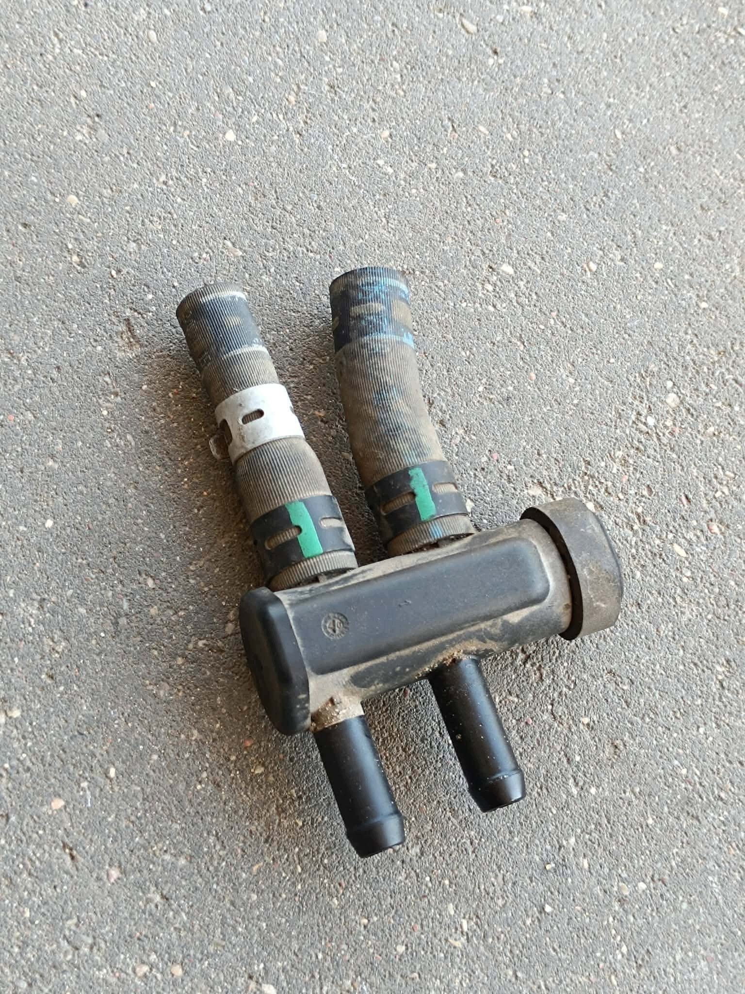Colector de válvulas de combustible Audi A4 B8 2.0TDI CAGA 8T0127247B